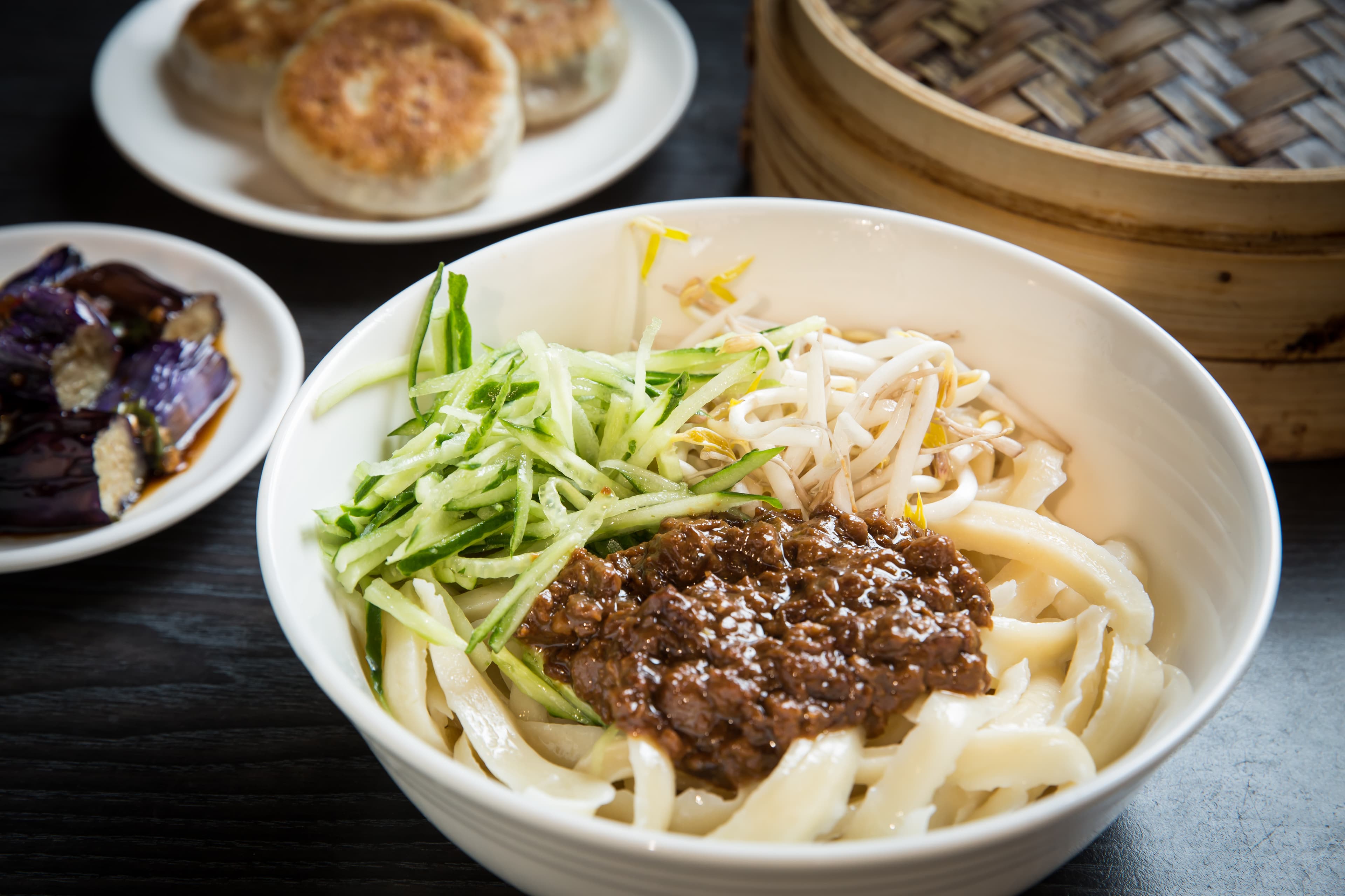炸醬麵有新鮮豆芽、黃瓜絲,炸醬是道地北方口味,麵條是手工刀削麵,彈牙有嚼勁。第二代接班後亦有細麵可選。(130元/碗)