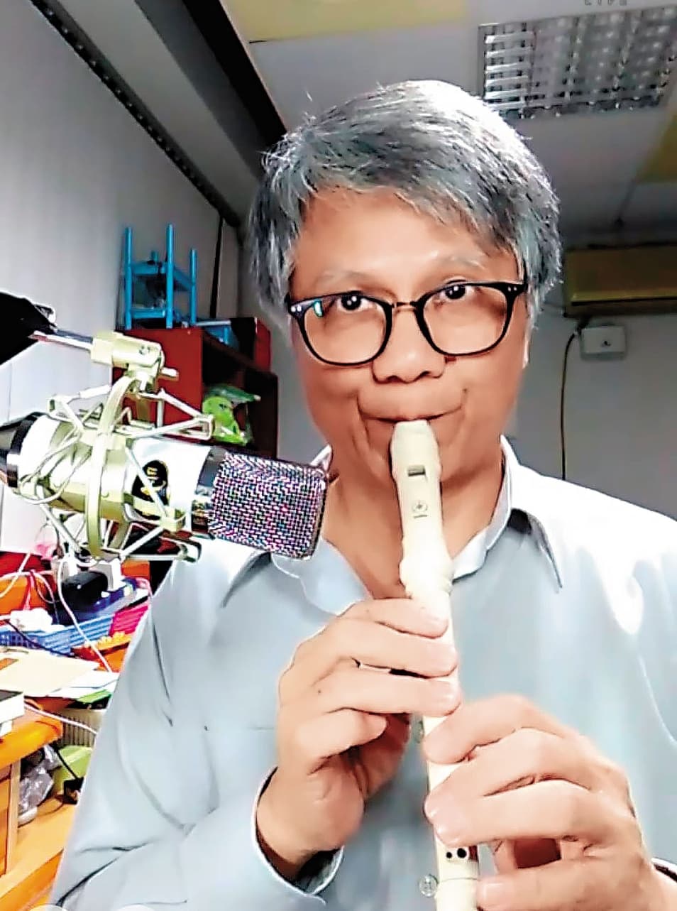 台北市長參選人吳蕚洋2月15日首度直播,使出渾身解數,還表演直笛吹奏。(翻攝浪Live)