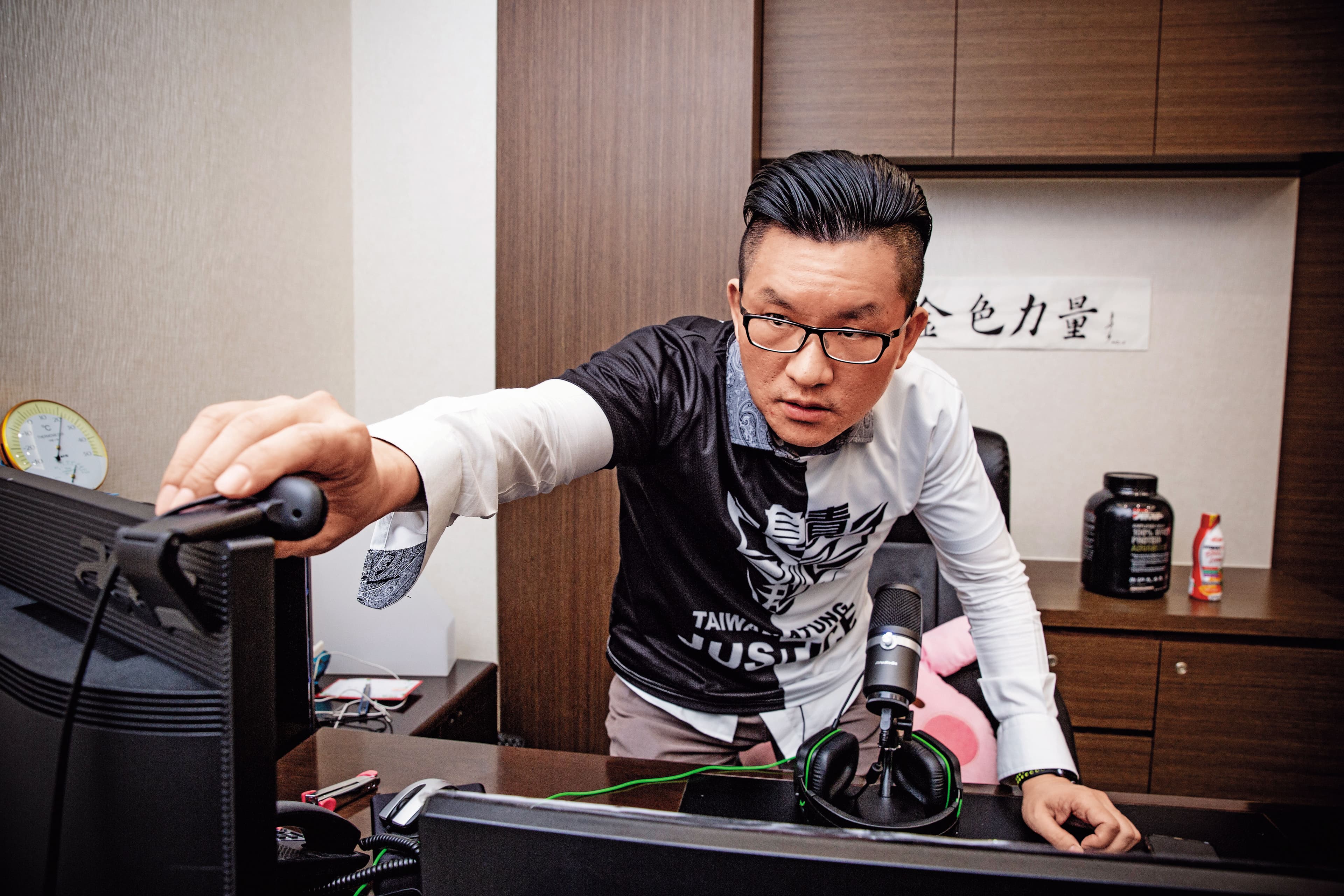 前台北市議員童仲彥卸任後專心經營網紅事業,還把服務處辦公室改裝為網路直播室,並在1月16日加入浪Live。