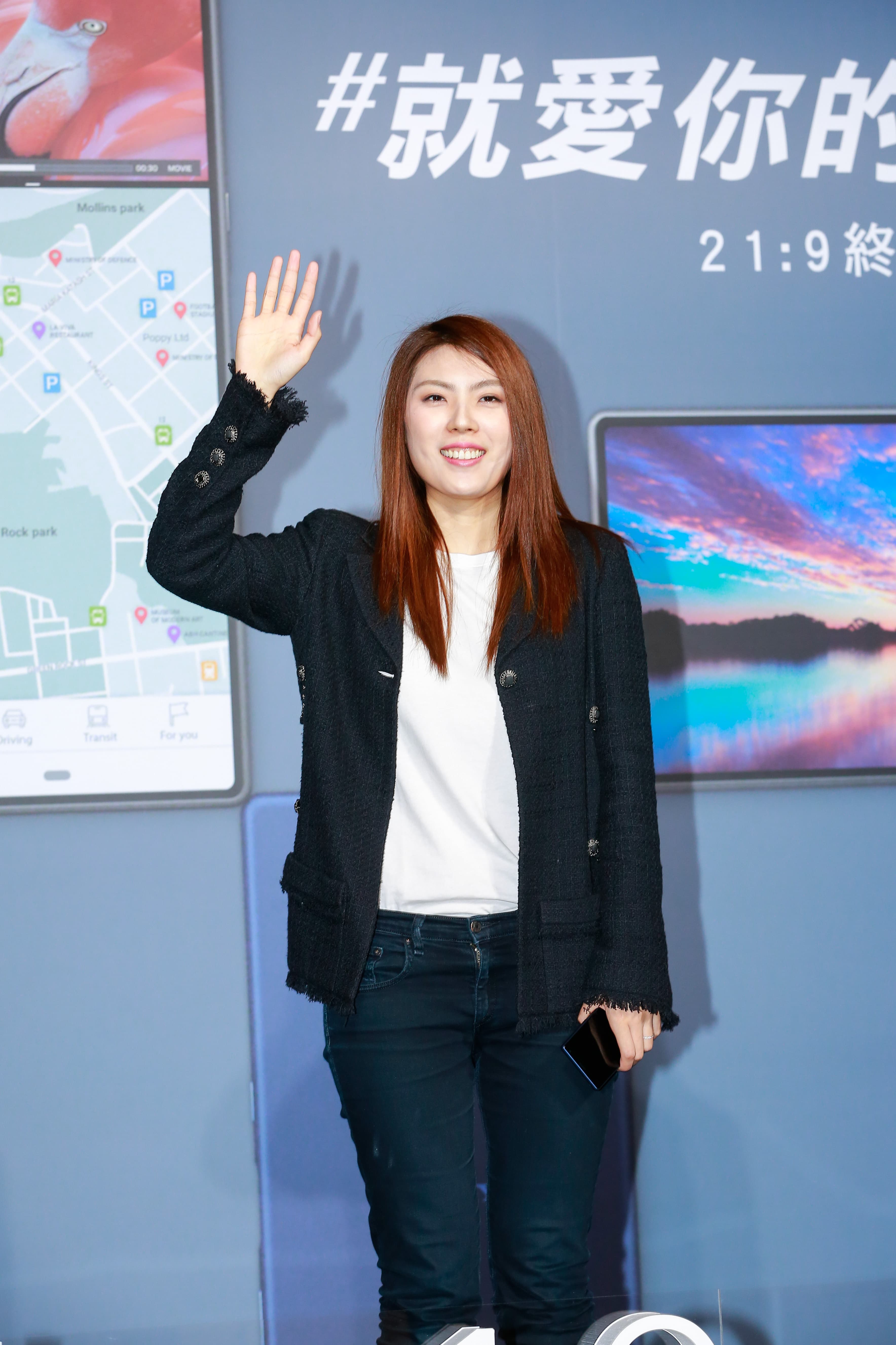 理科太太比出招牌手勢,嘴巴還自動唸:「大家好,我是理科太太,大家今天好嗎。」