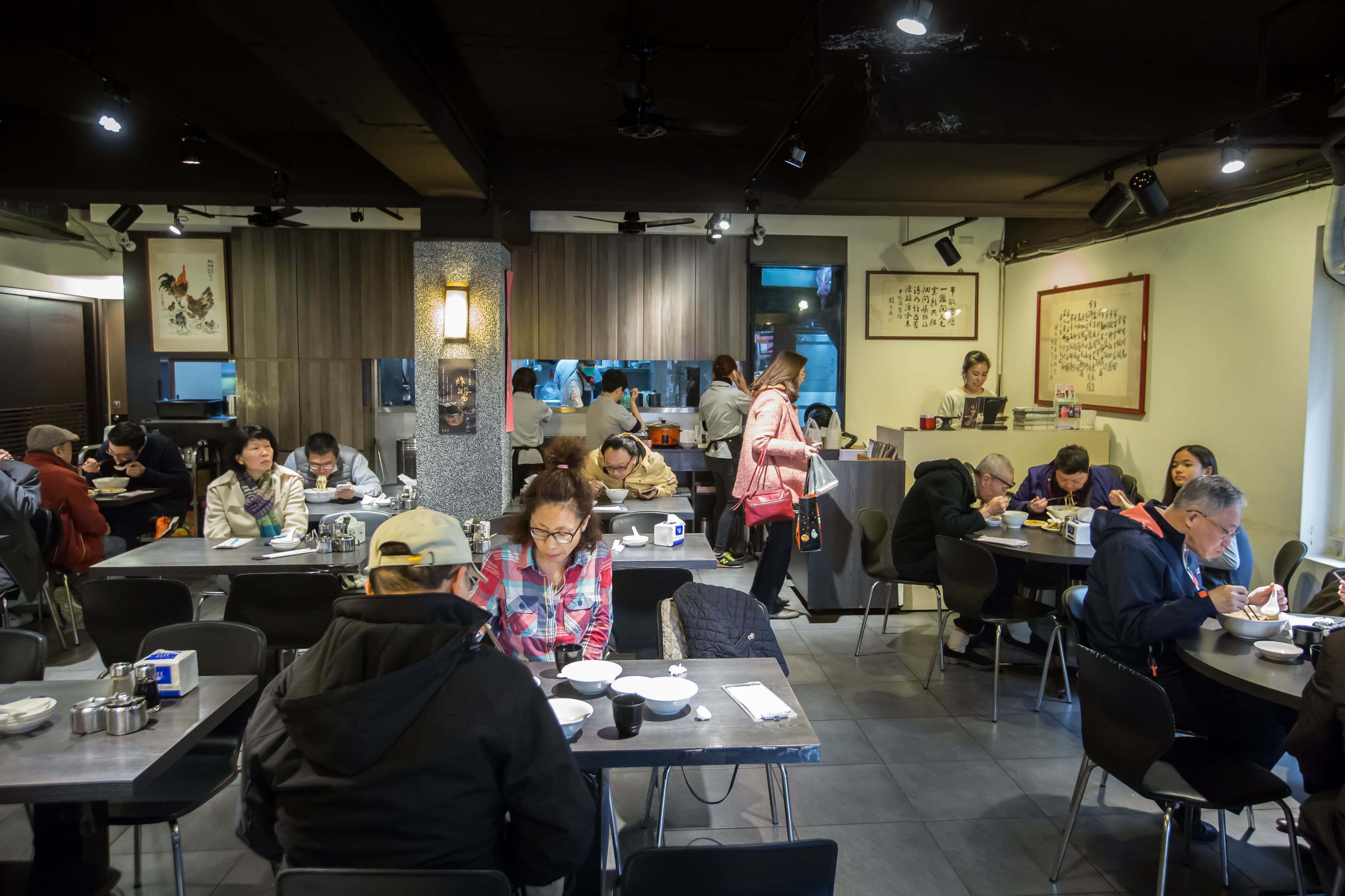 半畝園也曾經歷老店員工散漫、環境老舊,跟不上時代的問題。第二代接班後除了重新裝潢、也帶入不少新思維。