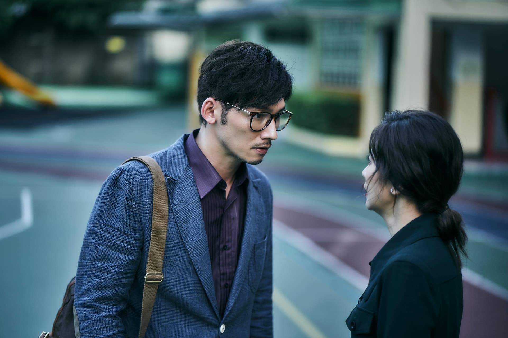 在《我們與惡的距離》溫昇豪(左)、賈靜雯(右)首次搭檔演夫妻,遭逢喪子意外,甜蜜家庭不再,關係漸行漸遠。(公視提供)