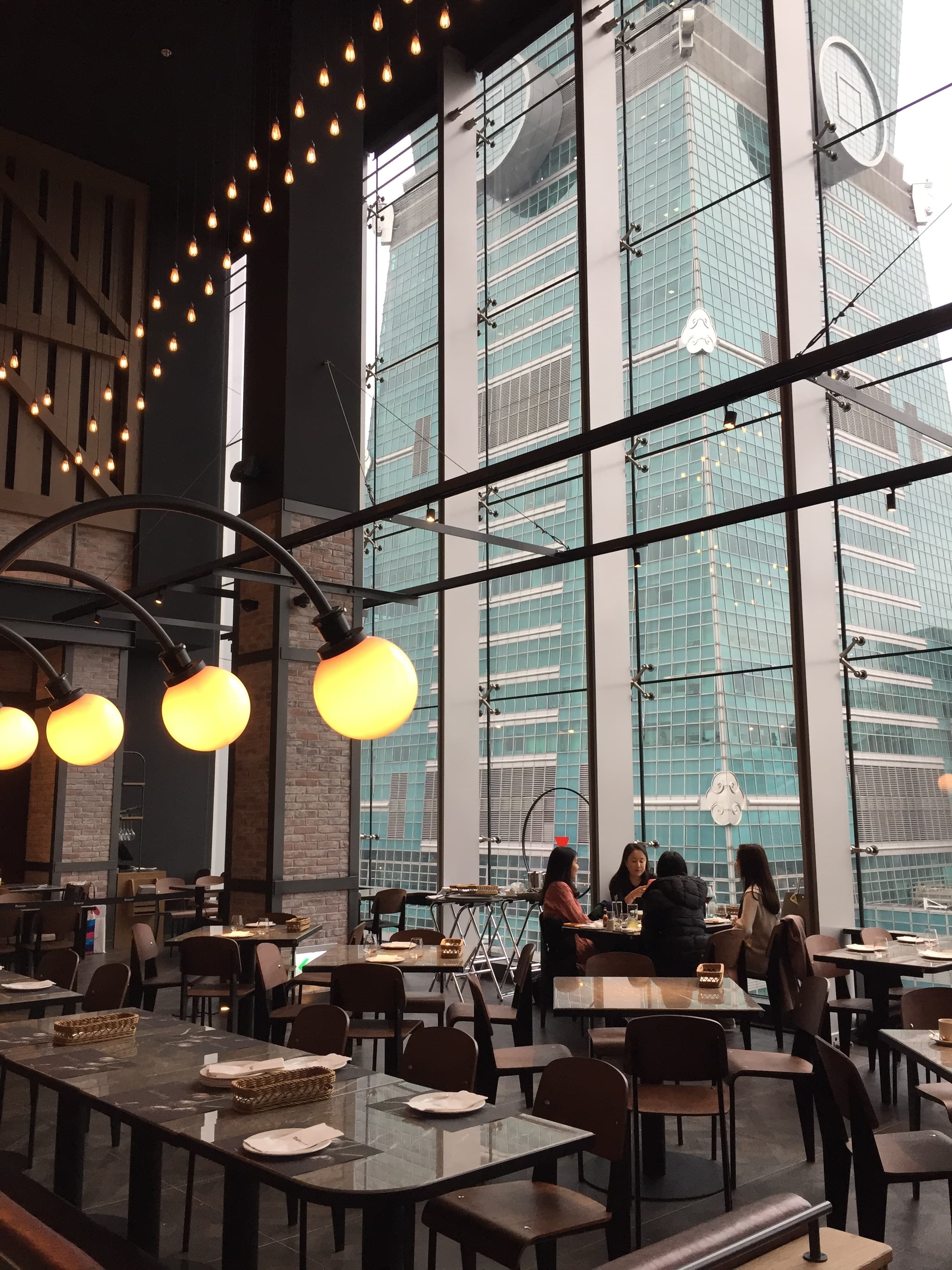「Mad for Garlic」台灣首店入駐微風南山百貨，享有101大樓景觀。