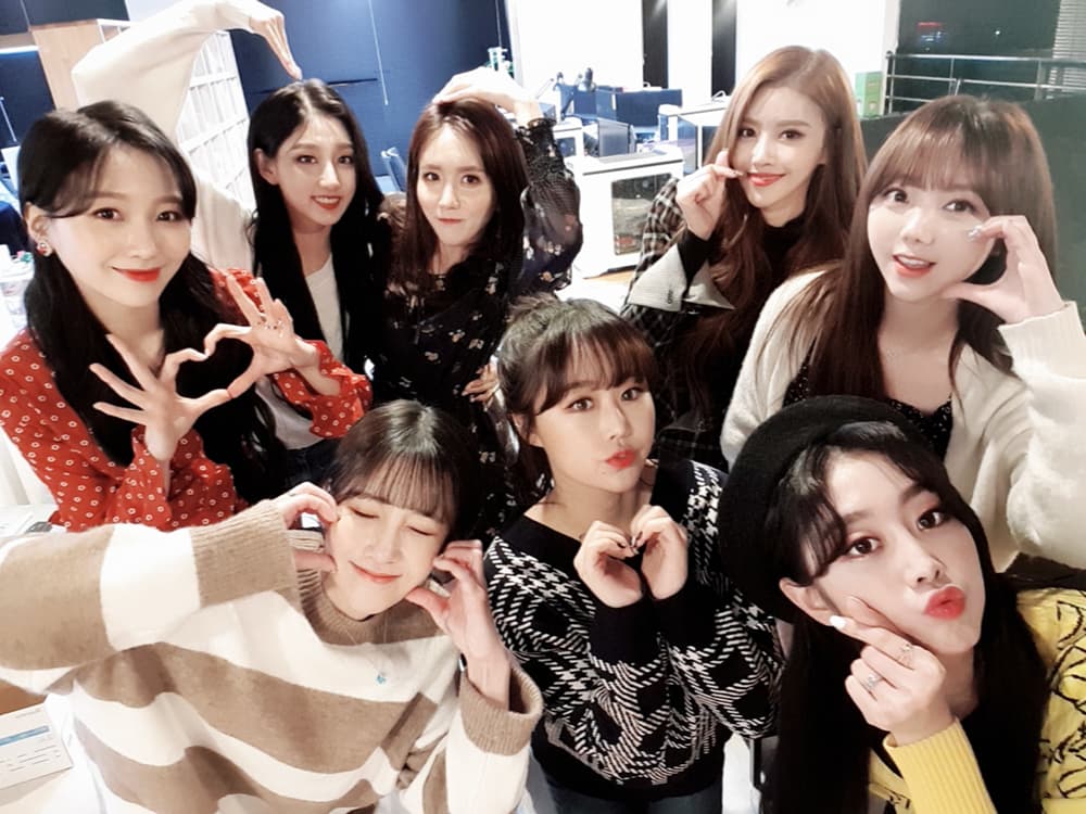 Lovelyz將在台灣舉辦首次演唱會,為台灣粉絲拍下愛心滿滿的照片。(海樂影業提供)