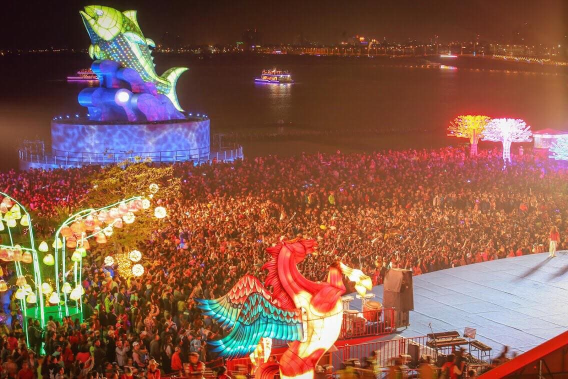 台灣燈會昨(28日)單日就湧入167萬人潮,創下大鵬灣燈區開園以來的新紀錄。(擷自潘孟安臉書)