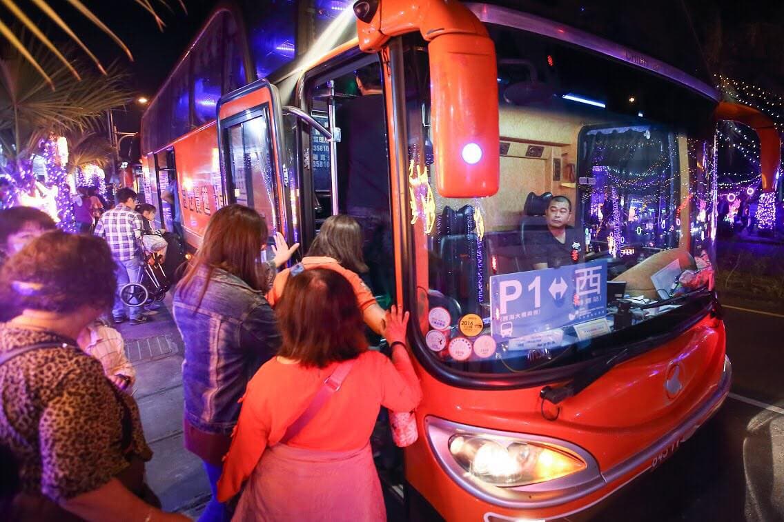 燈會人潮眾多,屏東縣府派出900台接駁車疏運。(擷自潘孟安臉書)