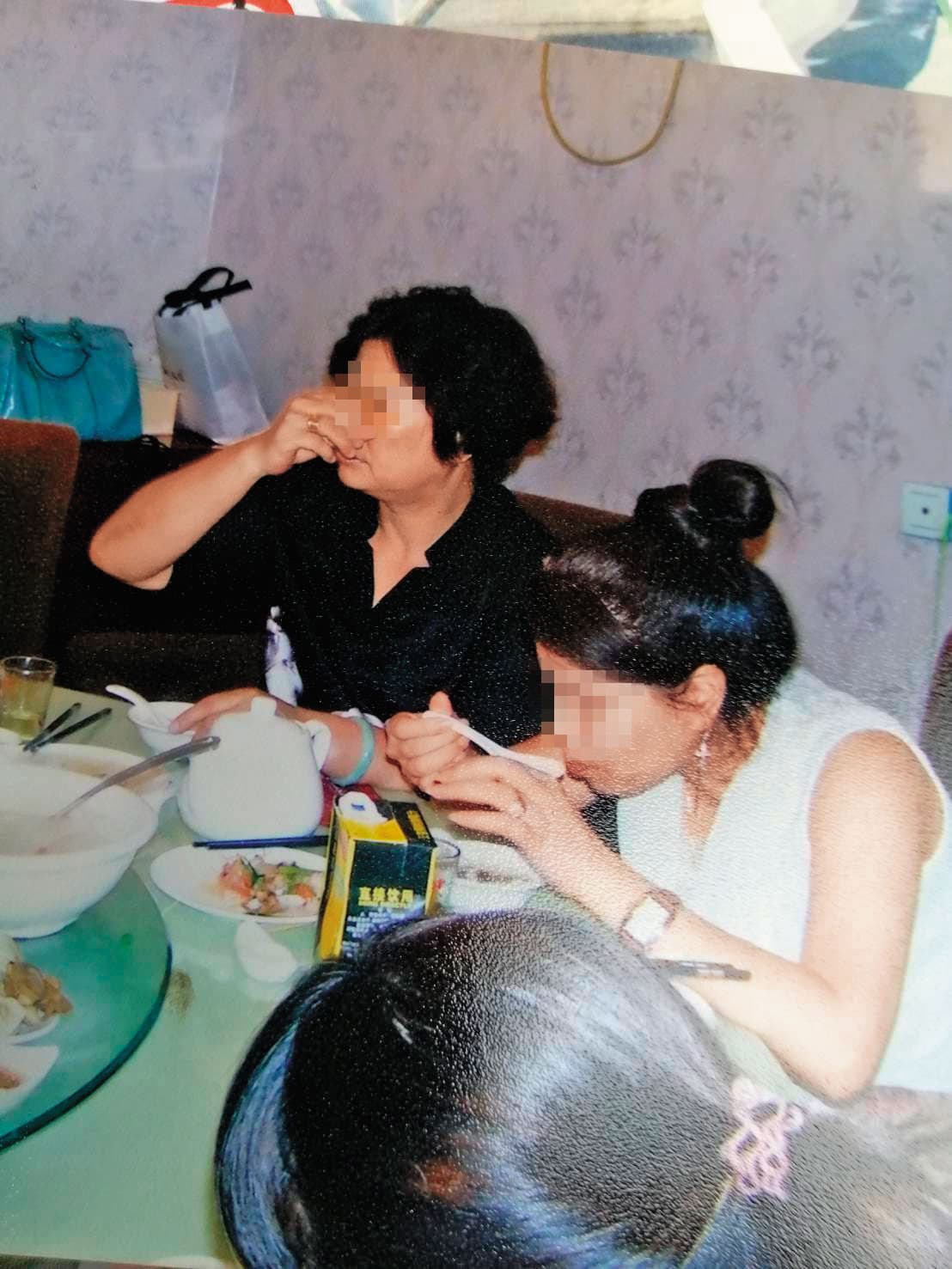 大陸媒婆「夏姐」(左)陪同何女(右)來吃相親飯,遭台灣男指控是詐婚。(讀者提供)
