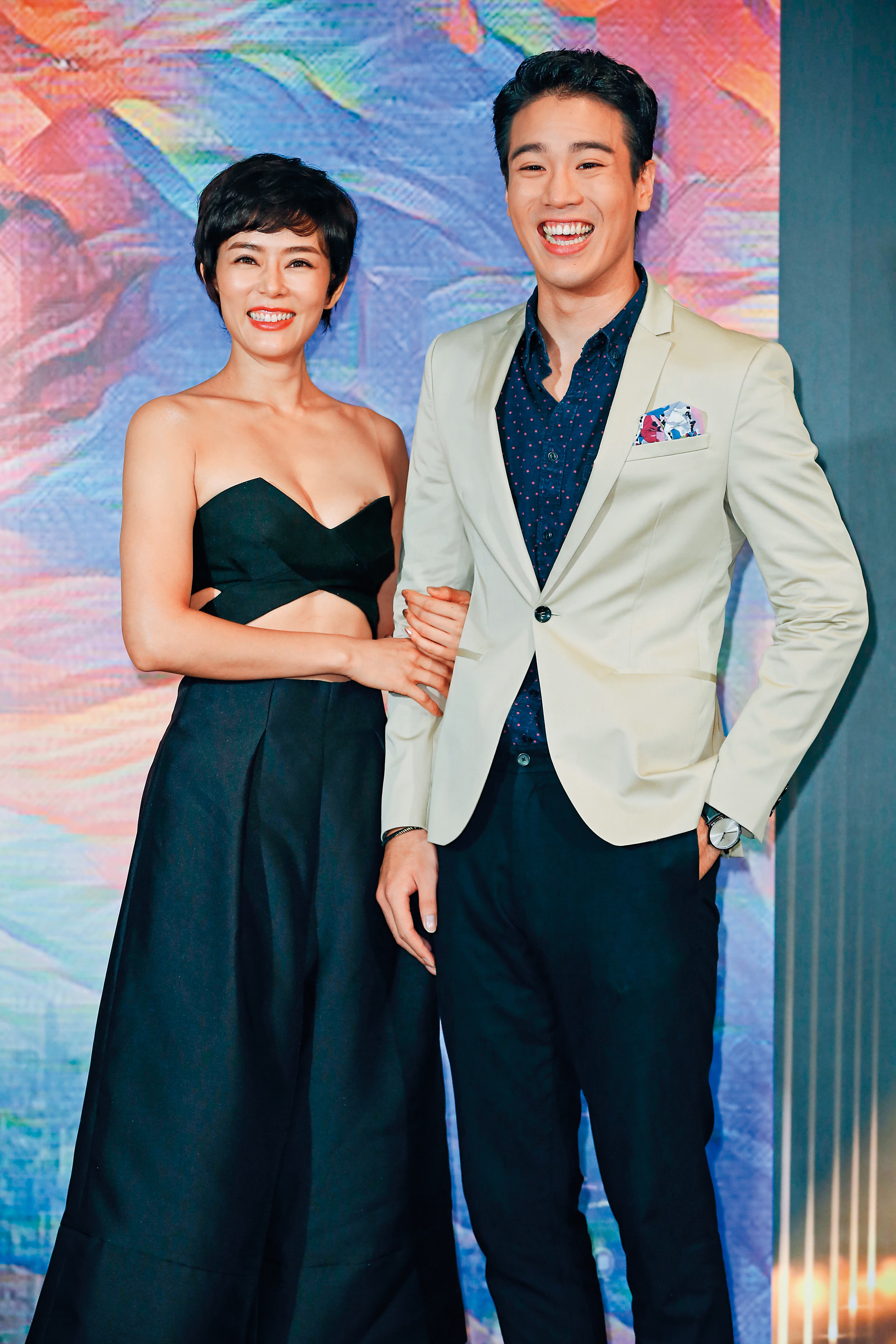 謝毅宏(右)第一次拍電影就與「最美麗士官長」劉香慈(左)搭檔,兩人靠減肥話題迅速培養對戲默契。