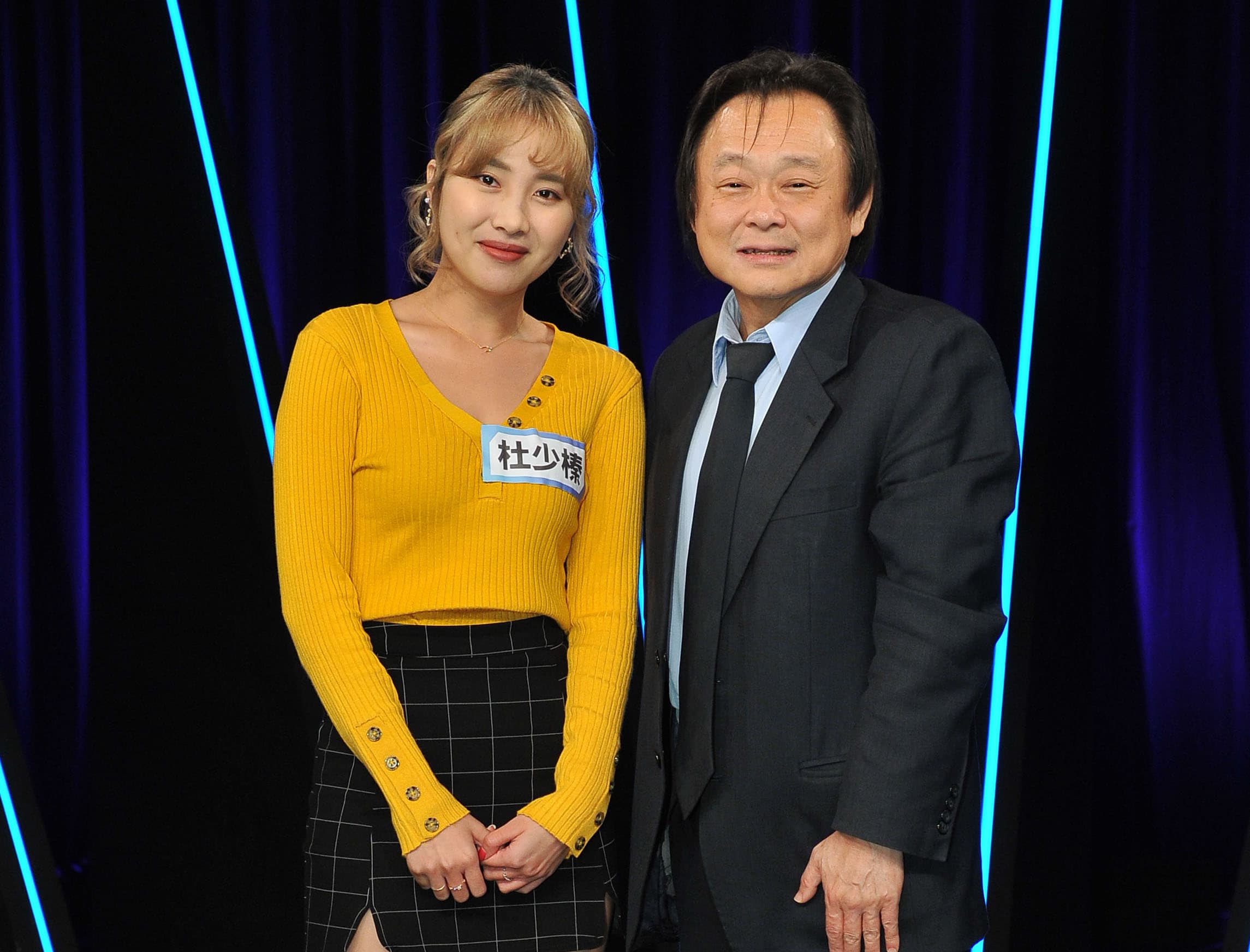 王世堅遇到貌似韓冰的女星「少少」,立刻渾身僵硬表情害羞。(台視17Q提供)