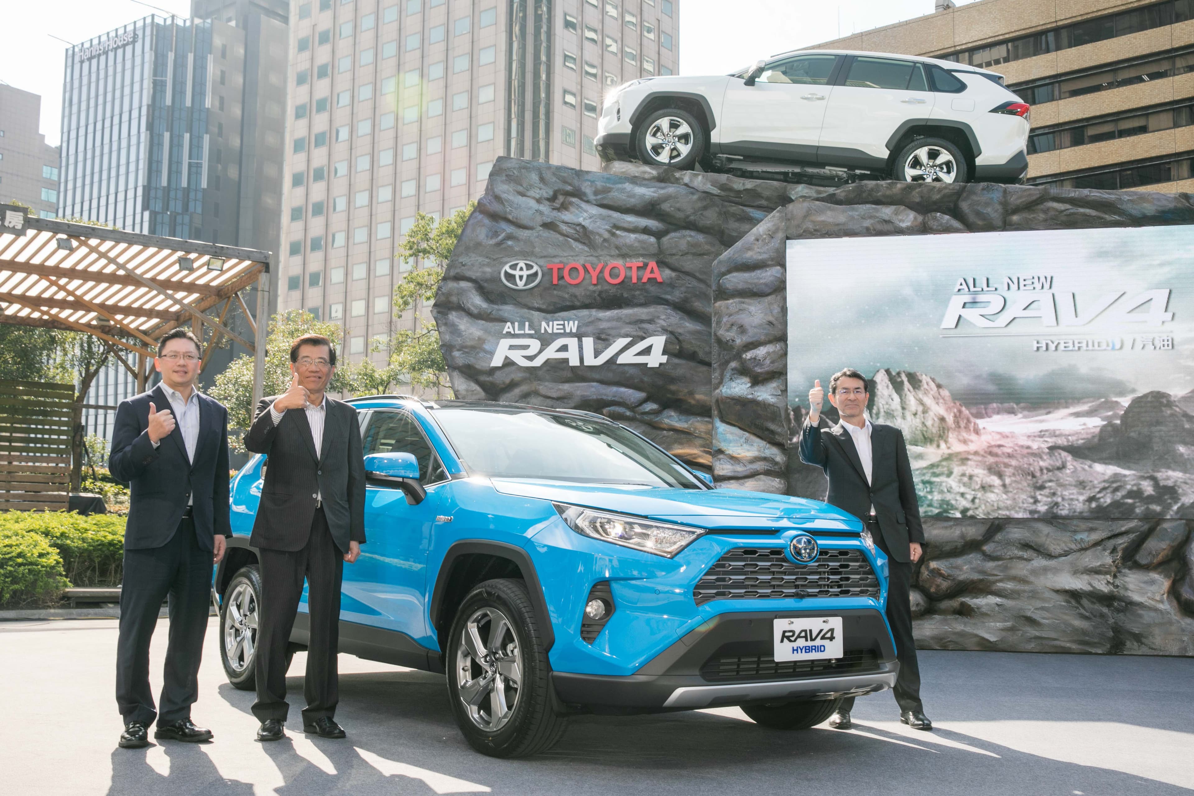 和泰汽車於今(4日)在台舉辦Toyota RAV4第五代發表會,打出92.5萬起跳的國產車售價。(和泰汽車提供)