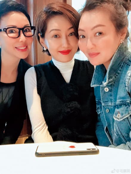 孟廣美(中)嫁給大陸富商,生活過得愜意。(翻攝毛賽男微博)