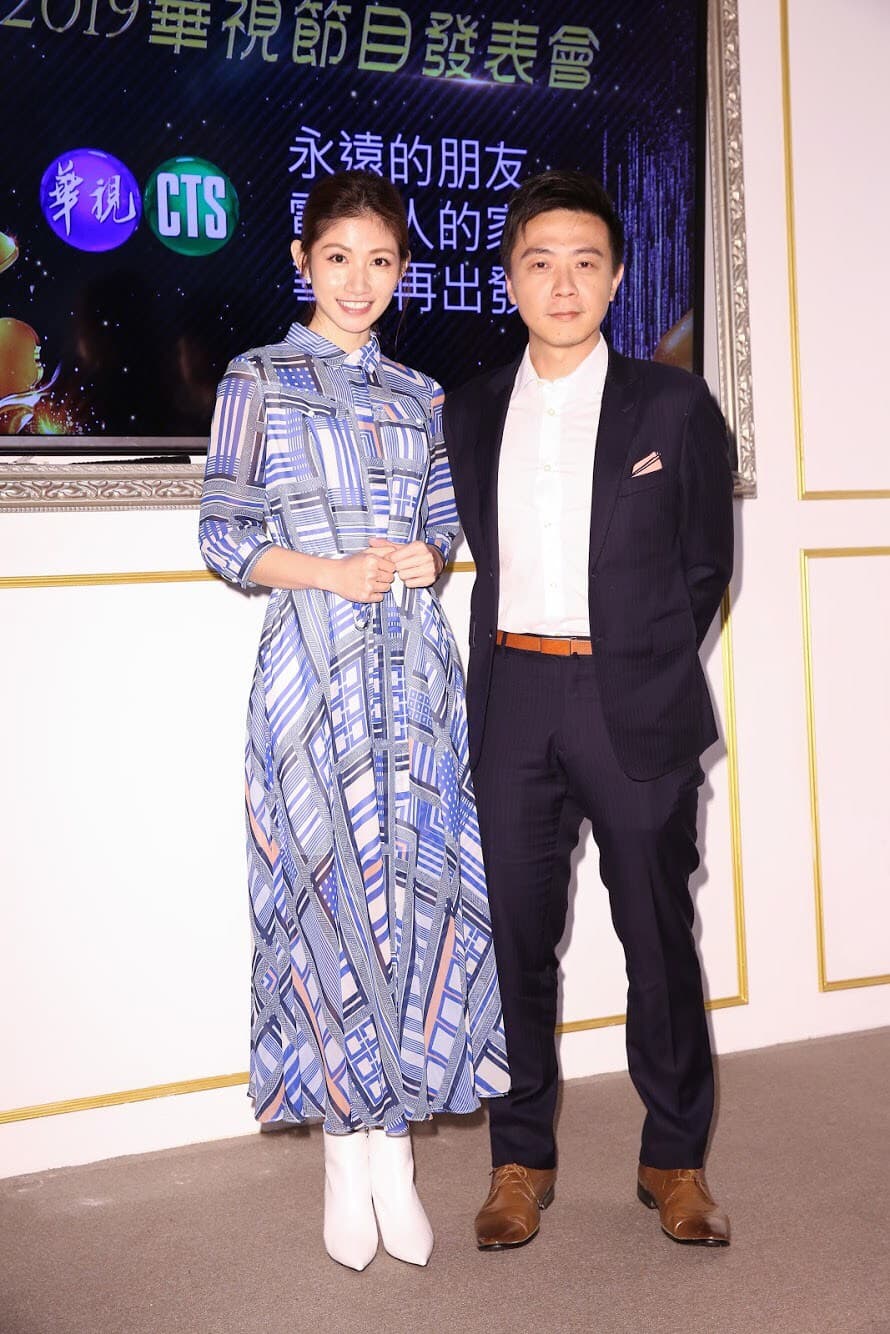 廖錦德(右)今出席華視記者會,替爸爸廖峻向大家報平安。(左為李千那)