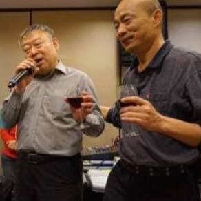 韓國瑜與共產黨高層後代高燕生喝酒。(翻攝自王浩宇臉書)