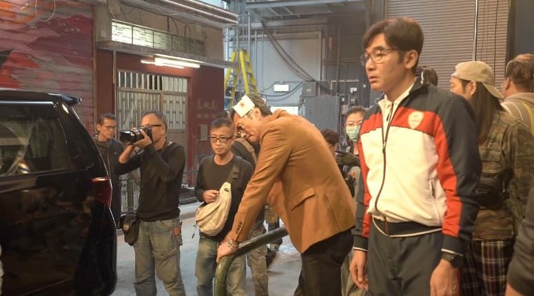 發哥發生意外時的對手黃德斌(土黃色大衣者)緊張到不知道該如何是好。(翻攝自東網on.cc)