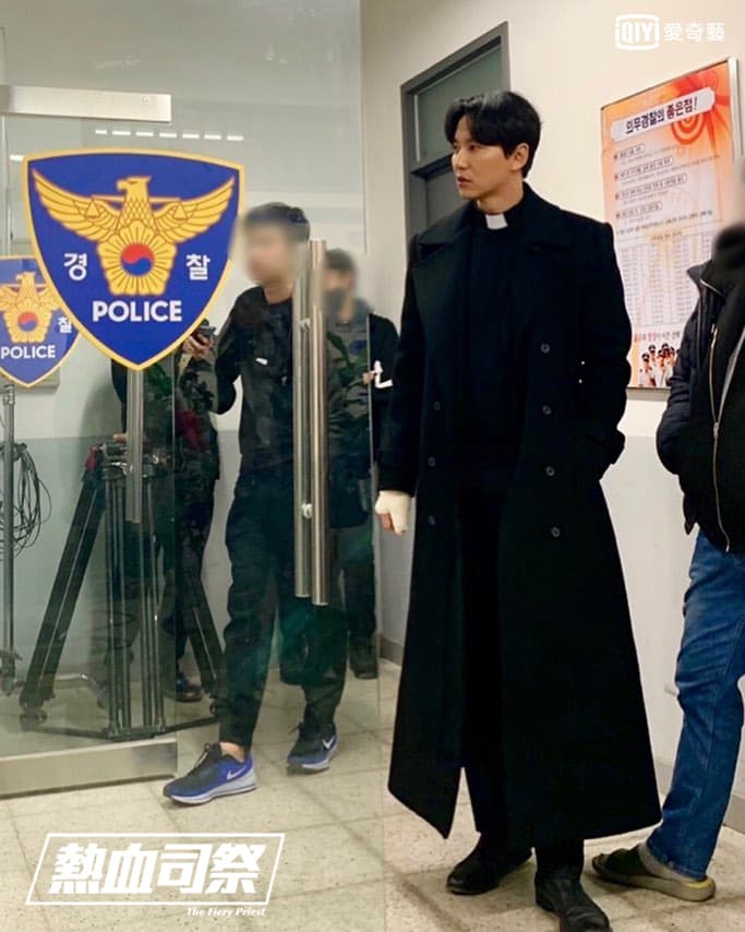 金南佶為了不延誤拍攝,提早出院到片場報到。(愛奇藝台灣站提供)