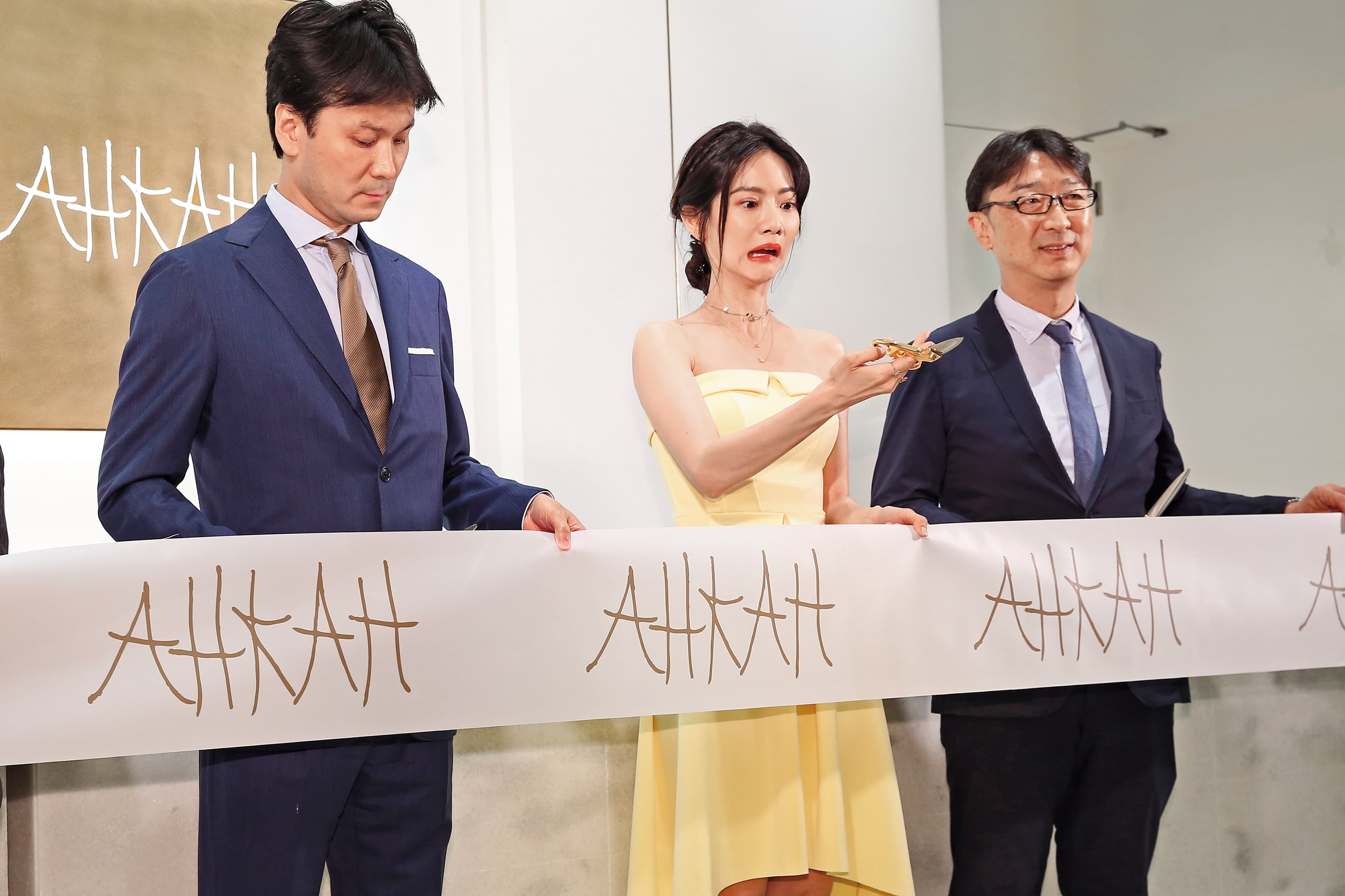 剪綵如此隆重的場合,曾之喬還是不忘搞笑,其實她一直以來都有諧星的潛力。