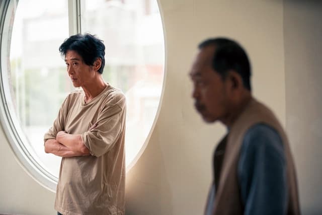 小戽斗(右)和喜翔(左)在《老大人》的對手戲催淚,兩人很有緣,喜翔小時候曾被小戽斗抱過。(威視電影提供)