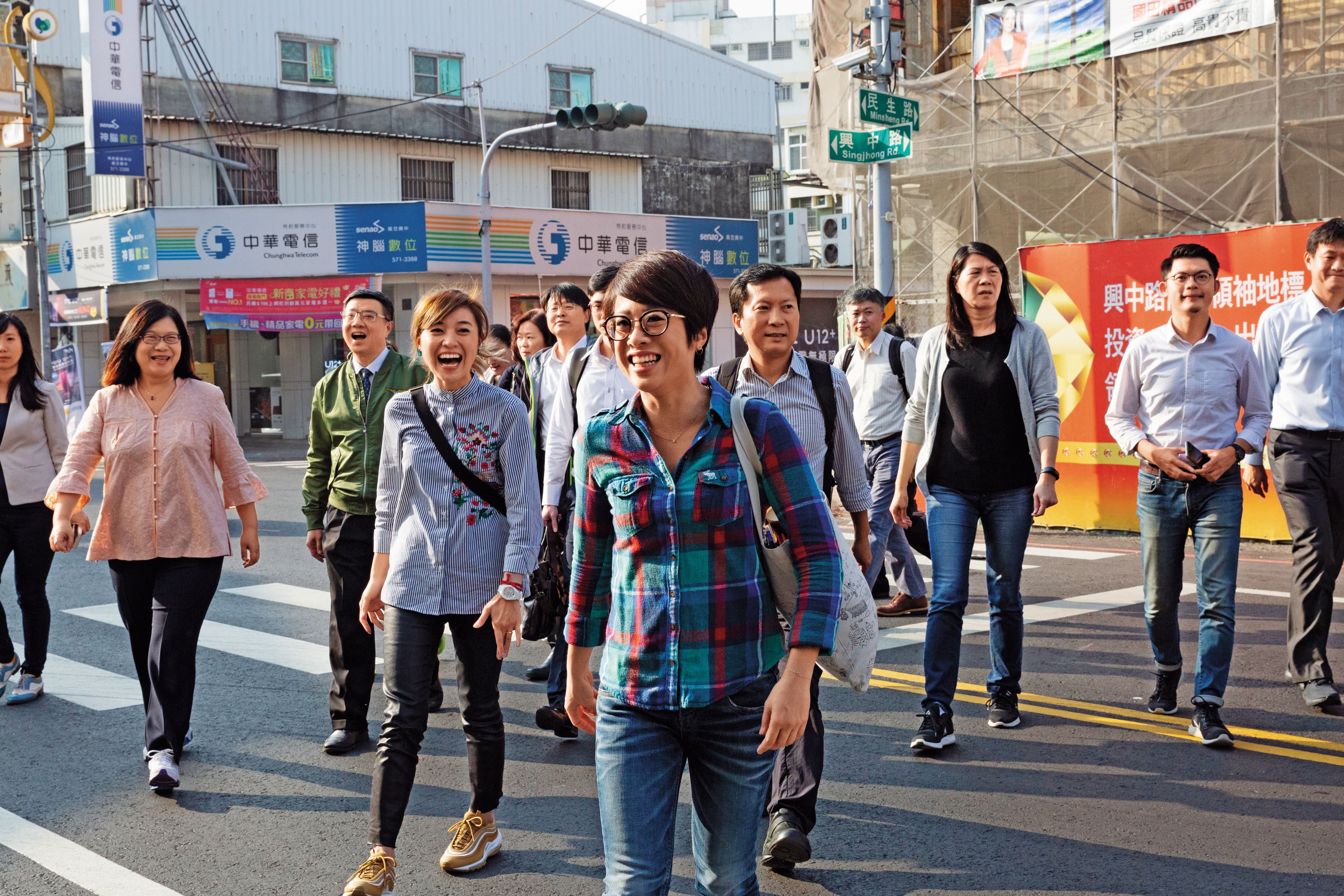 這次台南市立委補選,剛兼任民進黨發言人的李晏榕(前)對掃街拜票毫不陌生。