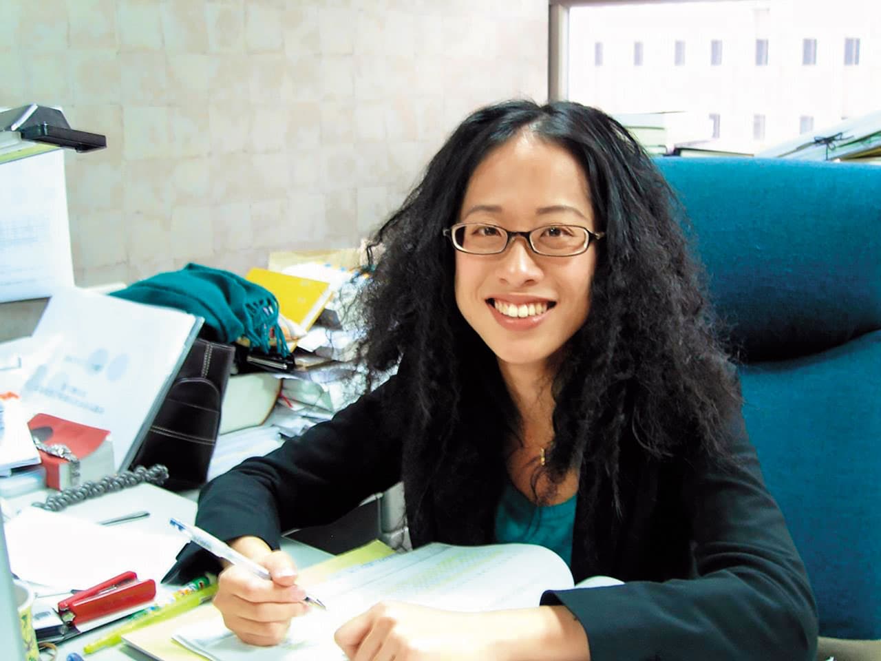 李晏榕極勇於嘗試各種造型,高中時理過平頭,剛當律師時也曾頂著爆炸頭。(翻攝李晏榕臉書)