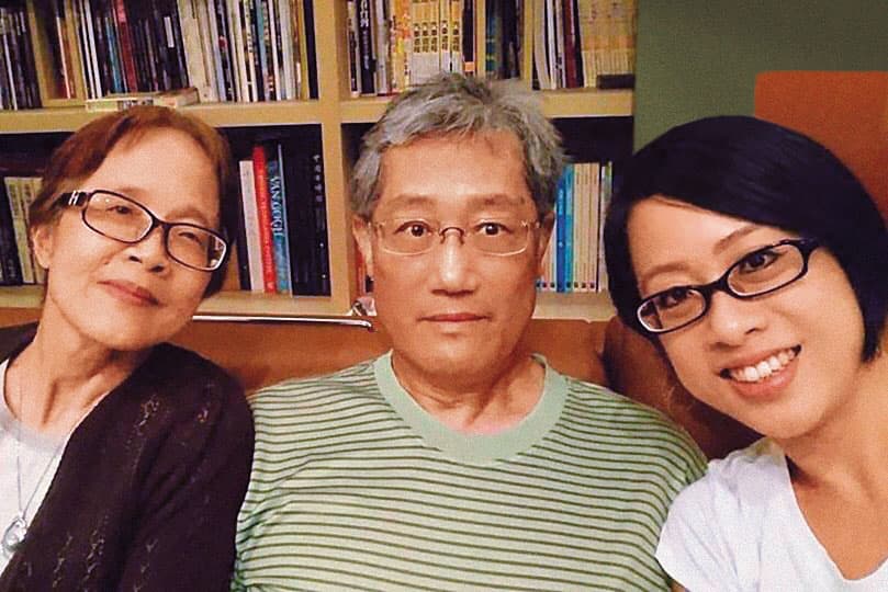 李晏榕說,這幾年方體悟父母給她很大空間,「我以前覺得爸媽沒道理時就會大聲嗆爸媽,我本來以為每個家庭都這樣。」(中為父親李焜耀,左為母親藍瑞雲)(翻攝李晏榕臉書)