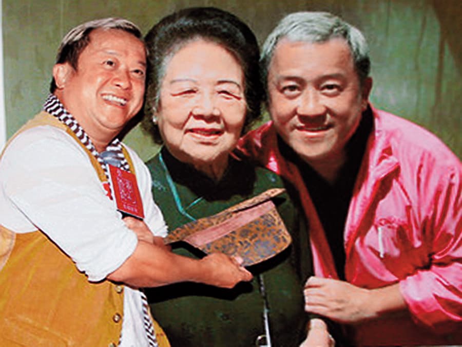 曾志偉和母親感情很好,還曾一起為月餅拍廣告。圖為他與母子倆的月餅廣告照合影。(翻攝自新浪娛樂)