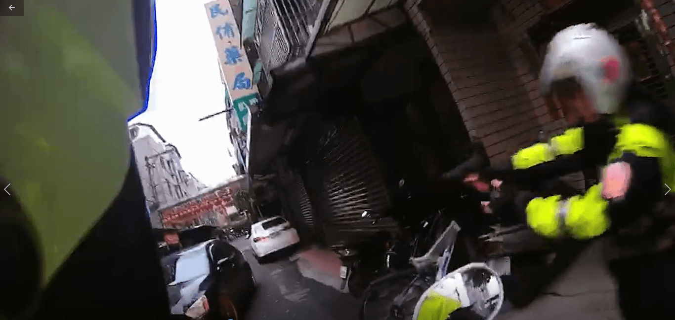 巡邏警網發現黃男座車行跡可疑上前盤查,結果黃男卻加速逃逸,警方開槍制止。(翻攝畫面)
