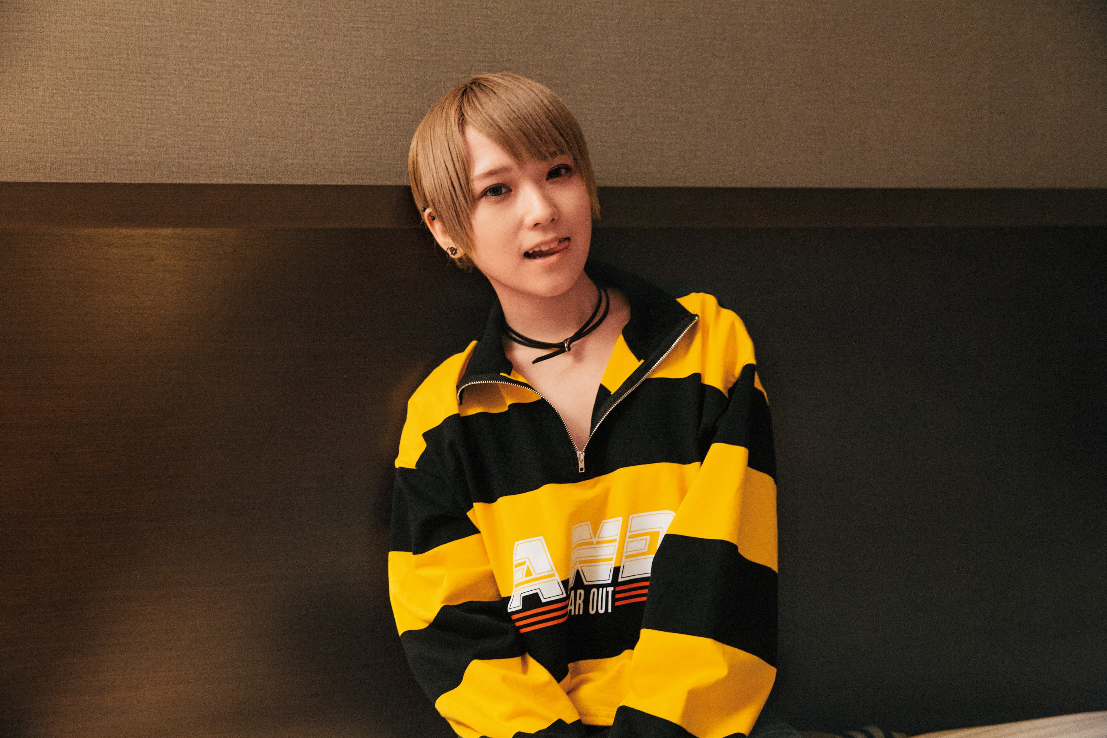 椎名空喜歡偏男裝的打扮，靠這招在AV女優聚會時很吃香，大家都愛親近她。