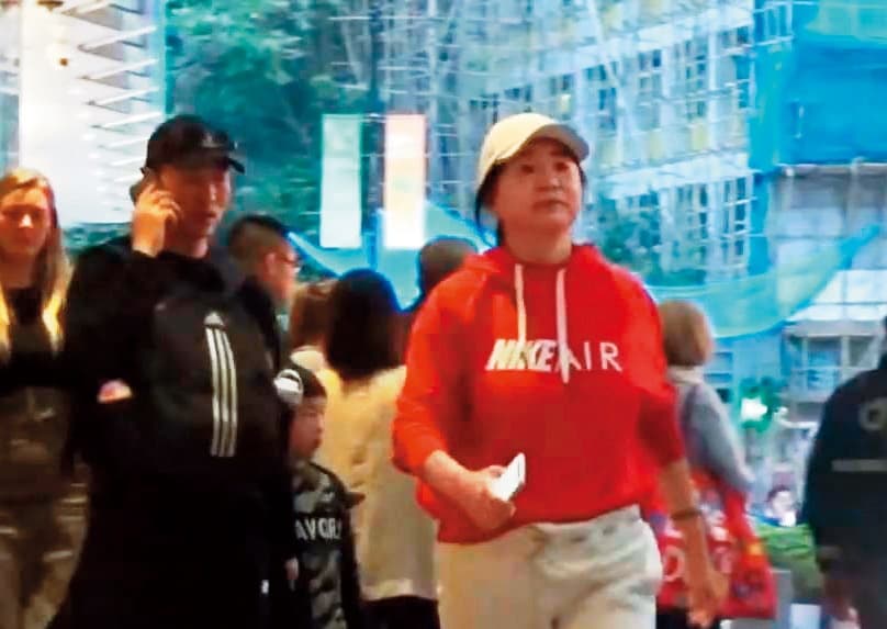 農曆年前林青霞(右)被目擊在中環逛街,當時的她穿著一身運動服,樣子略顯福態。(翻攝自八八通影片)