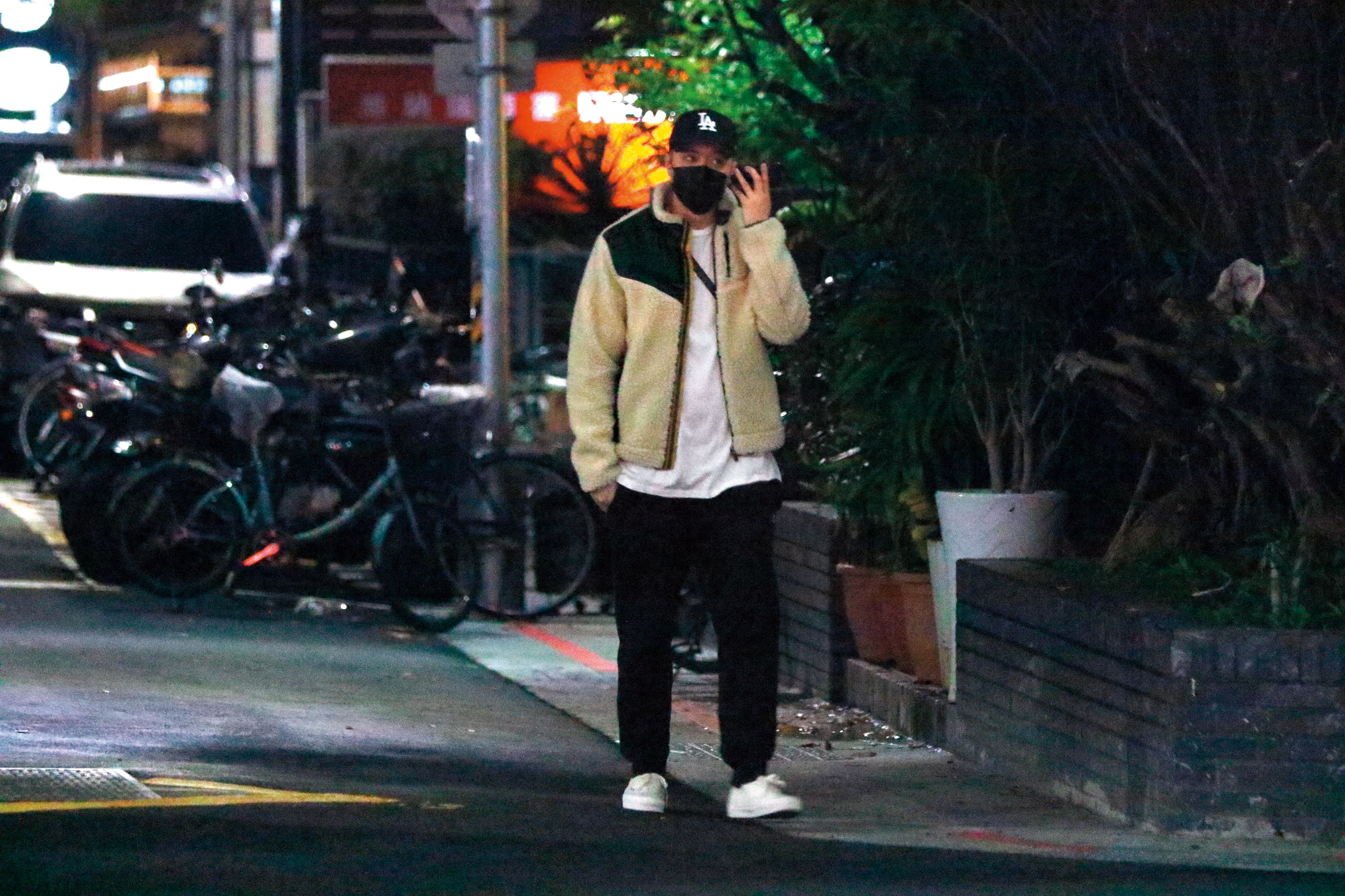 1月17日 19：34，周湯豪的夜遊行程頗多，沒有外界想像中的那麼黏媽媽。