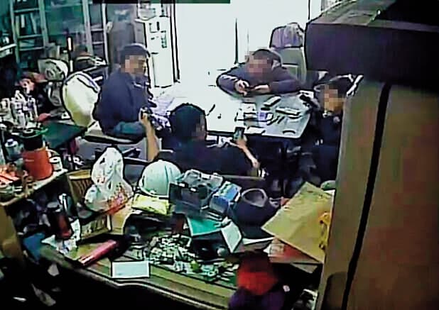 囂張的黑衣人強占印北辦公室,要求公司負責人出來協談。(讀者提供)