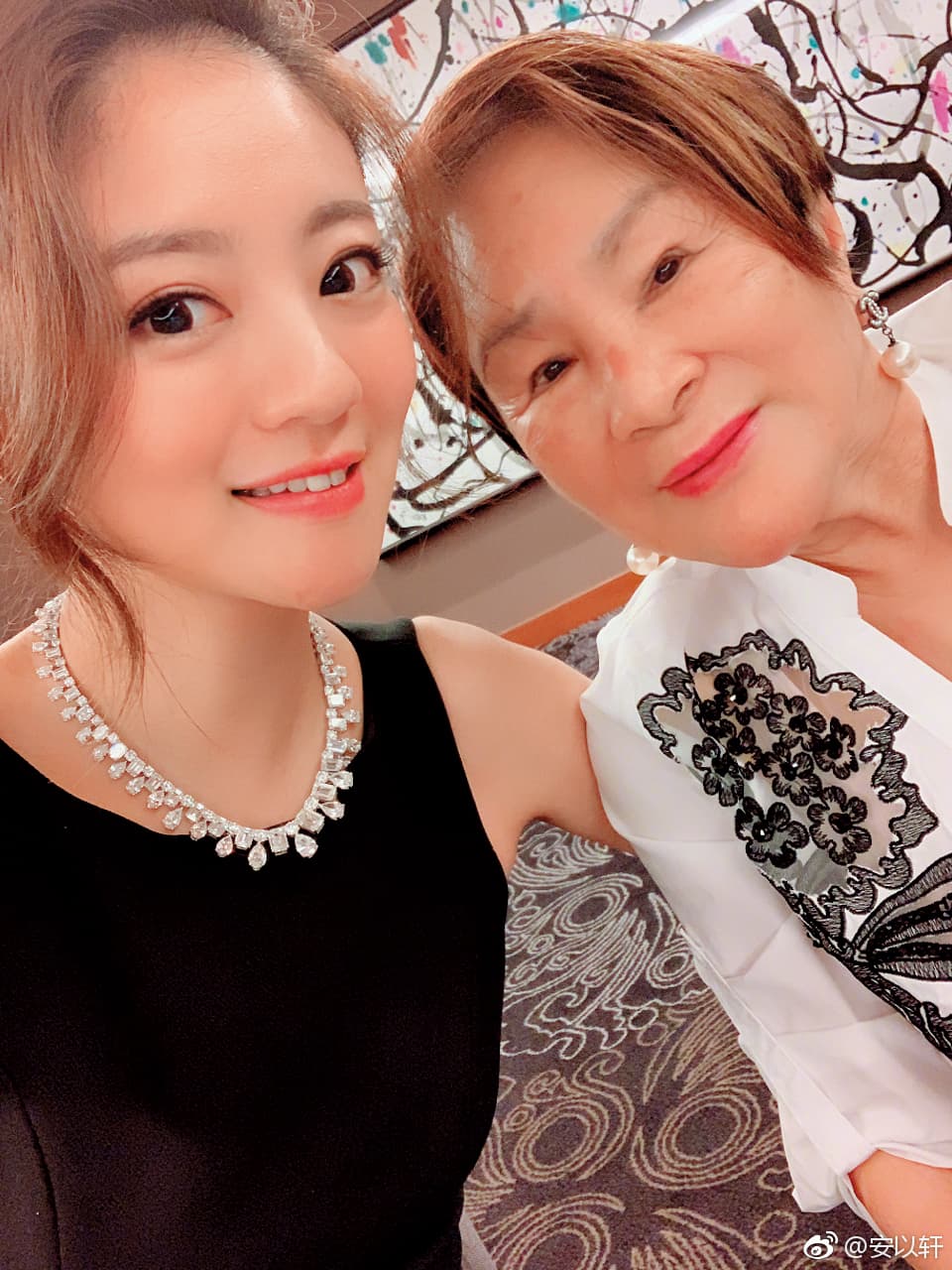 安以軒的老公是澳門德晉集團CEO，財力驚人，她生日時收到的禮物項鍊價值高達6000萬元，她特別戴上出席生日趴。（翻攝自安以軒微博）