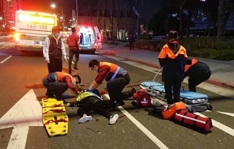 公車右轉後輾斃正在過馬路的葉姓女子。(翻攝畫面)