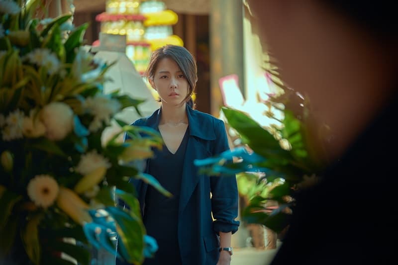 以往常演甜美可愛角色的邵雨薇在《緝魔》中有著冷靜但抱著報復心情的酷酷法醫,跳脫以往形象及戲路。(華映提供)