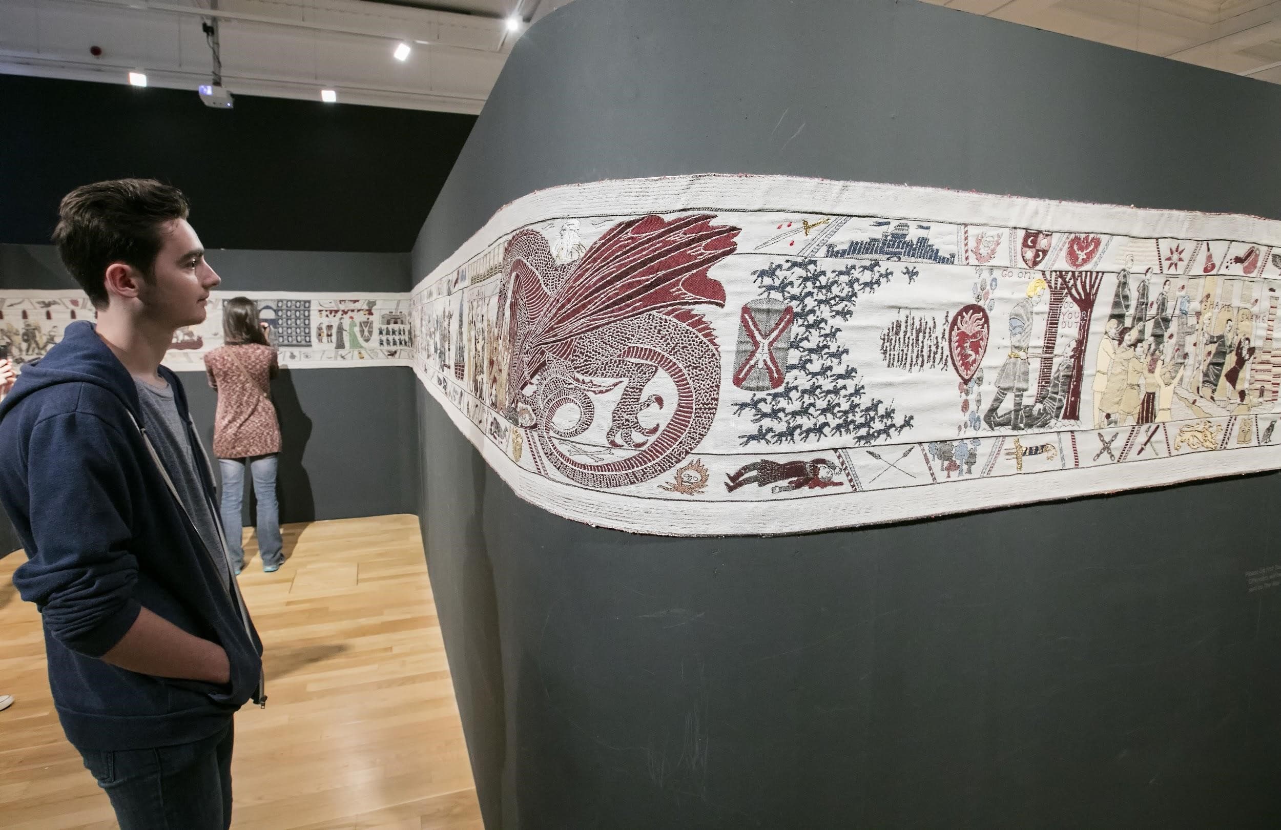 《權力遊戲織錦壁畫展》將《冰與火》每集劇情場景製作成織錦,目前已完成67集的織錦畫。(北愛爾蘭觀光局提供)