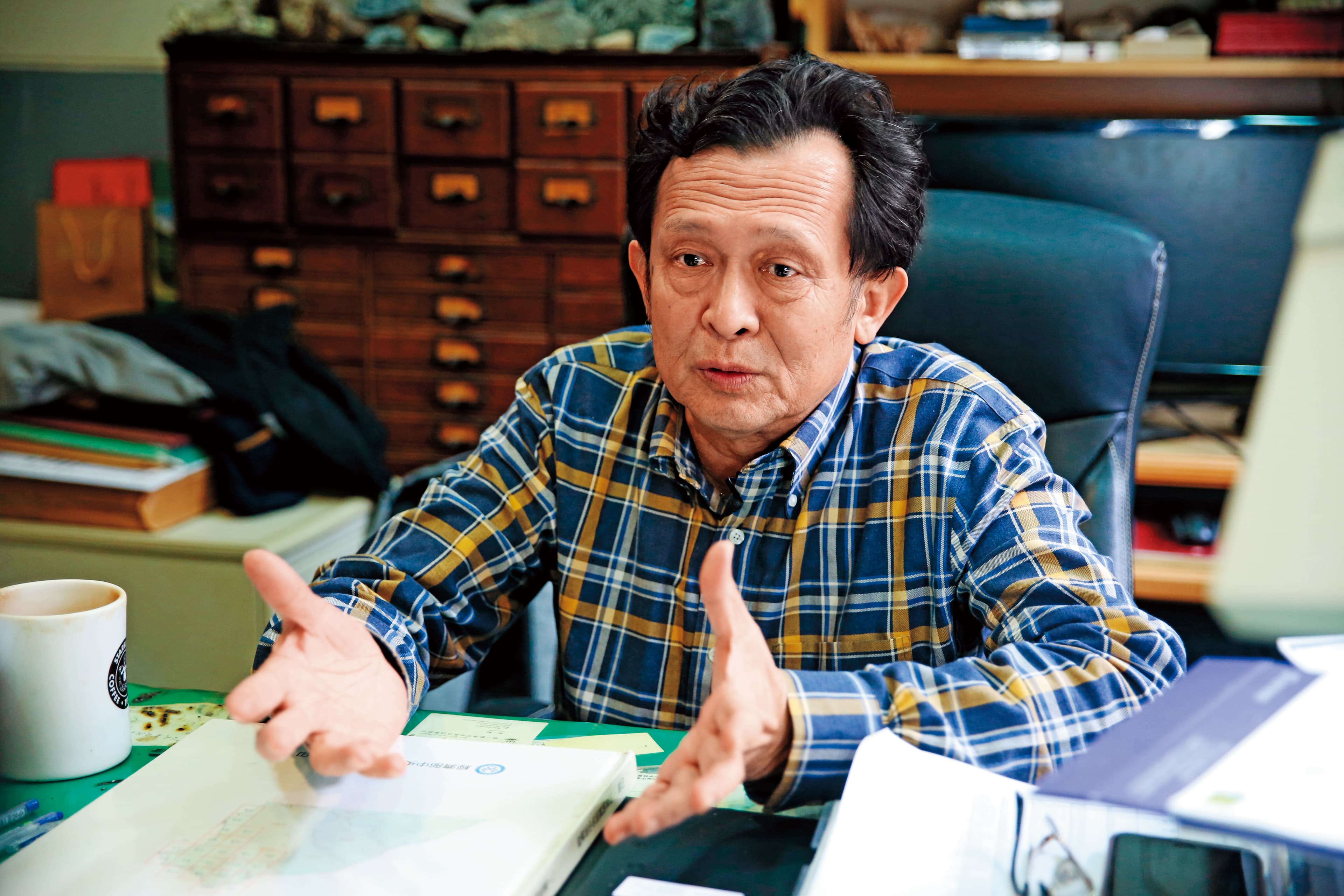 台大地質系教授陳文山指出,該掩埋場位於河谷地,若遇風災地震,廢棄物很可能被大量沖入河中。