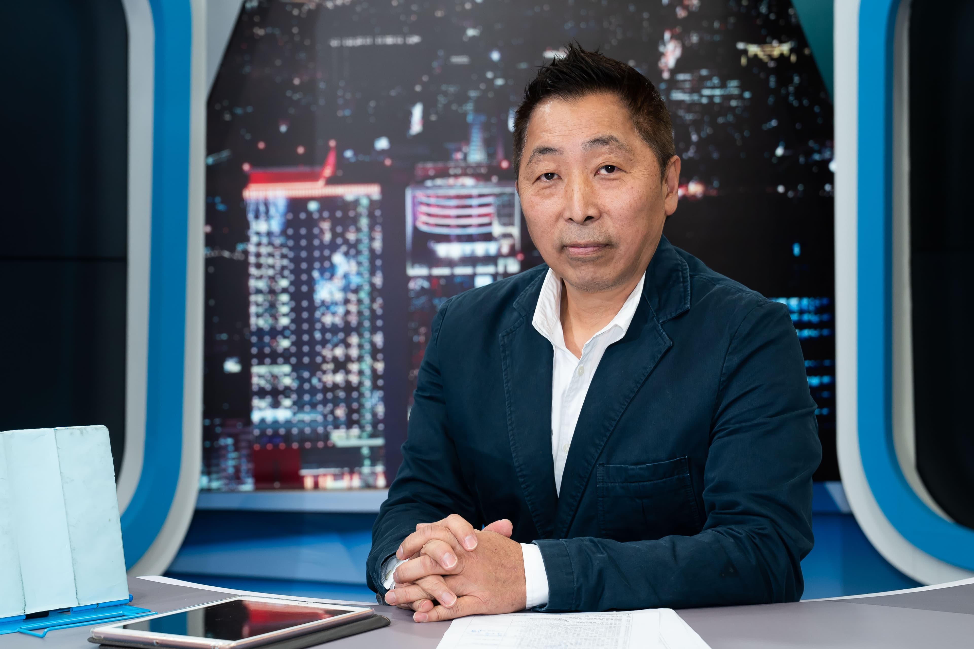 資深媒體人唐湘龍(圖)搭配嘉賓主持人蘭萱,24日起自9點主持《週末戰情室》。(TVBS提供)