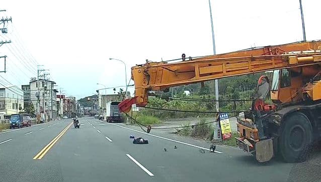 邱姓老翁騎車遭吊車鋼纜遭割喉。(翻攝畫面)