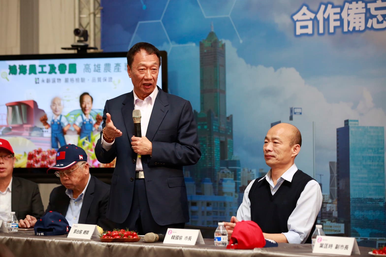 提起為何要回高雄投資,郭台銘說自己相當佩服韓國瑜的拚勁。