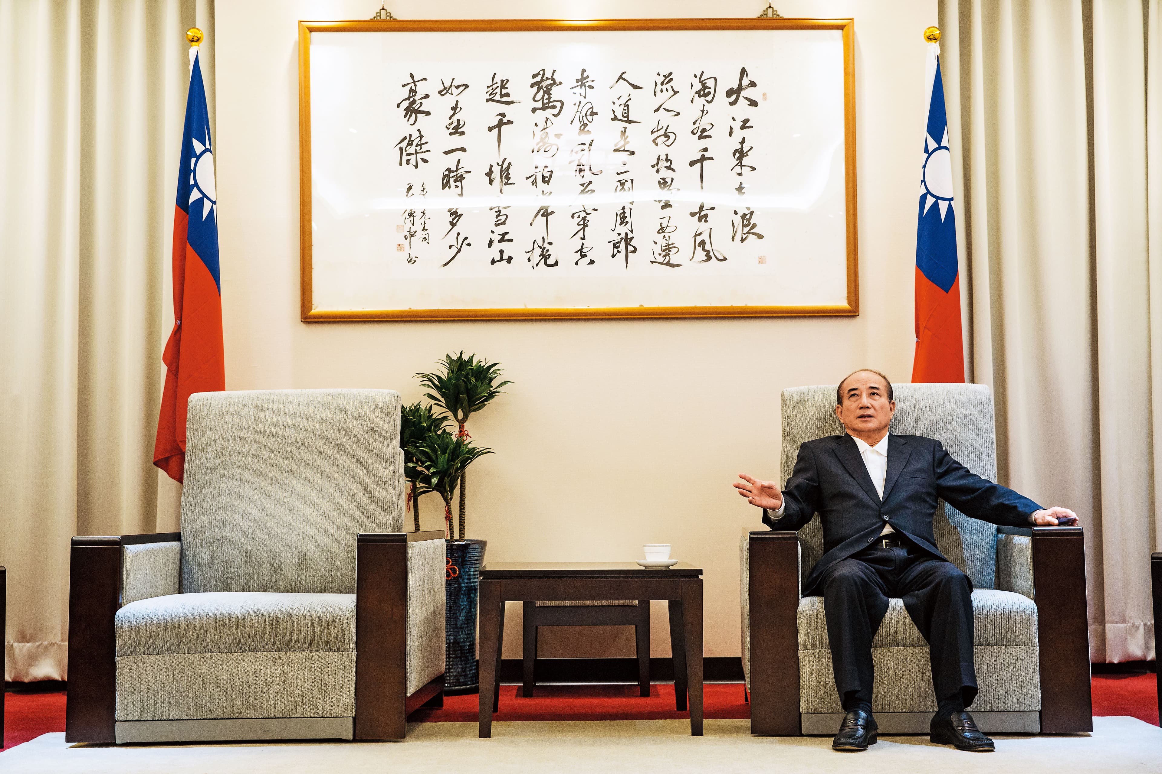 王金平自1999年起擔任院長，任期經歷李登輝、陳水扁、馬英九3位總統，在任17年，3年前跌落龍頭寶座，其牆上書畫「大江東去，浪滔盡，千古風流人物」對照其際遇，令人低回不已。