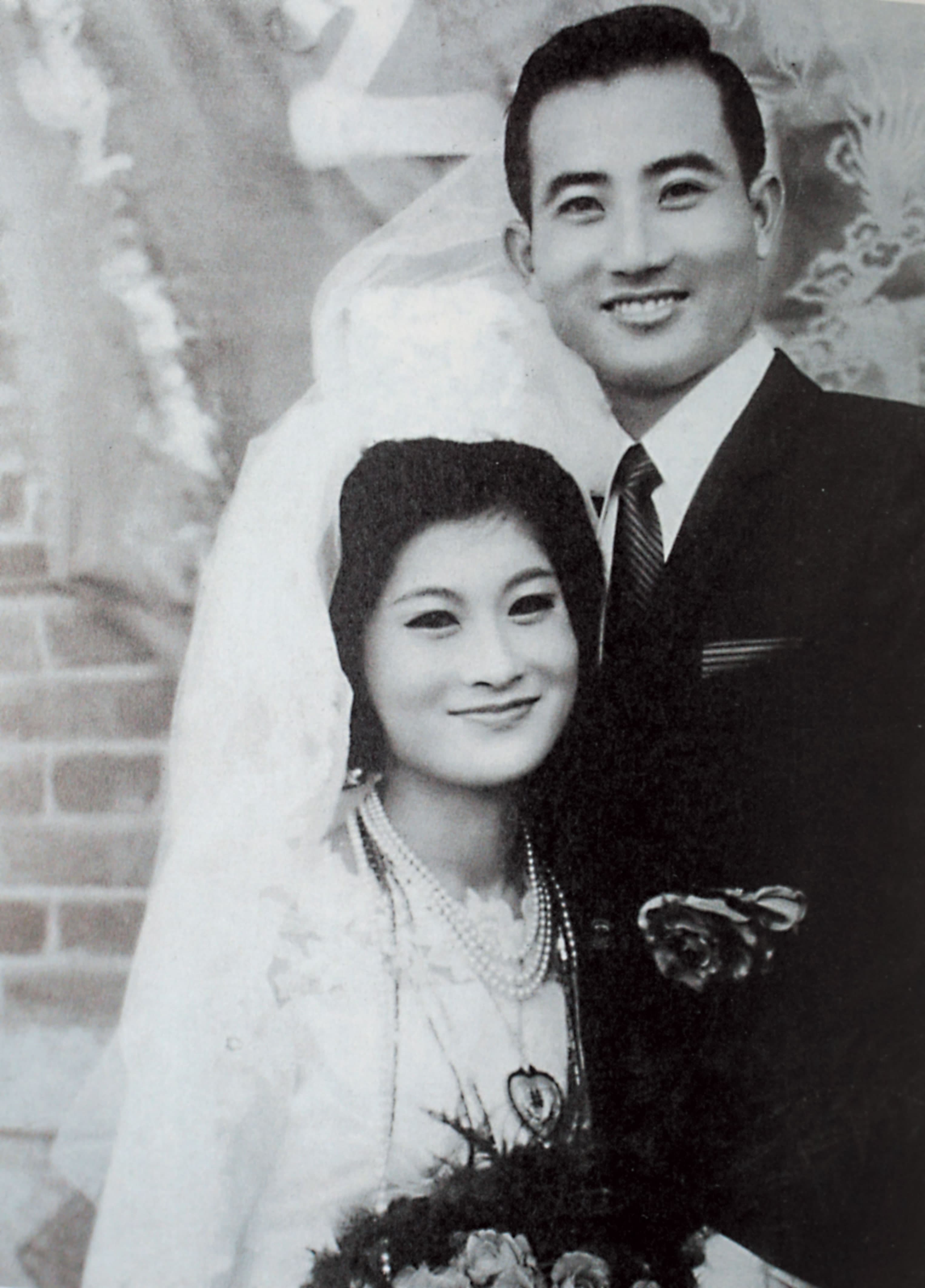 28歲的王金平相親20幾次，卻不了了之，1966年3月26日與台南佳里望族陳彩蓮相親，一見鍾情，認識不到2個月訂婚，隔年1月10日結婚。（翻攝自《橋：走近王金平》）
