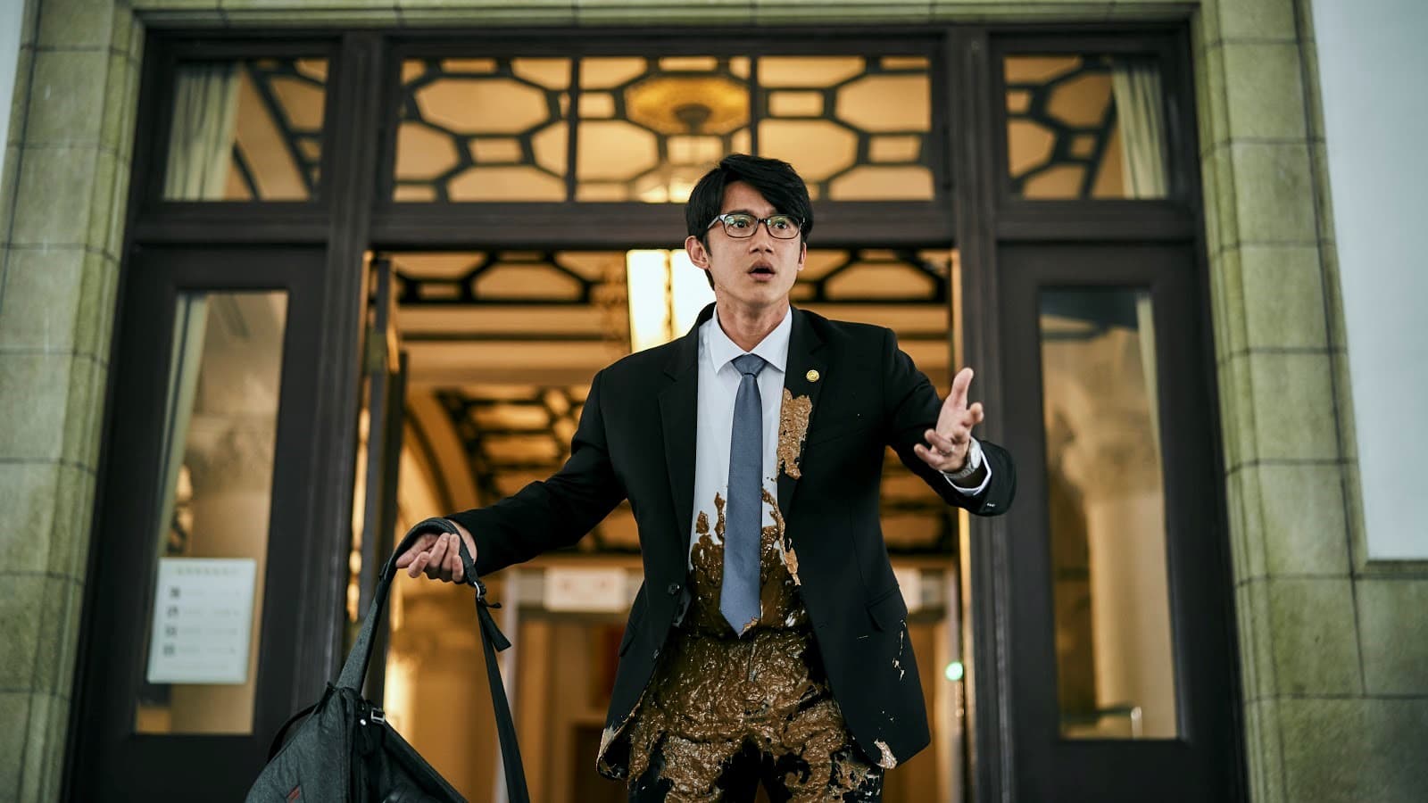 吳慷仁飾演為殺人犯辯護的法扶律師,事前曾為演好角色赴法庭旁聽。(公視提供)