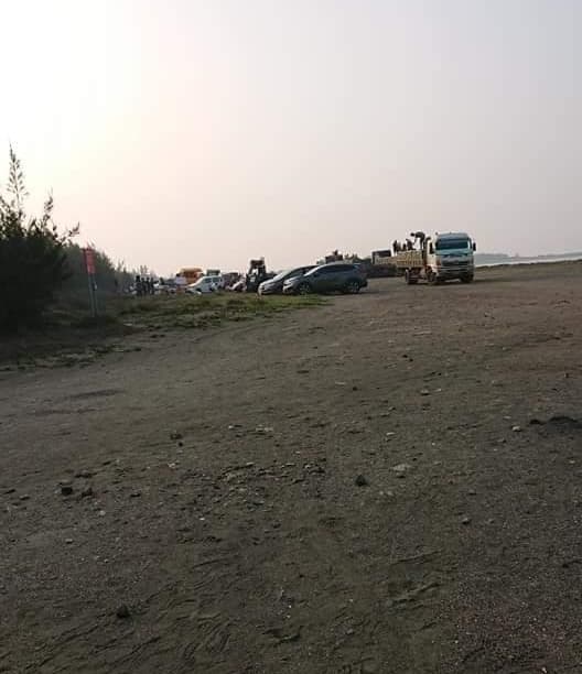 有網友直擊台南漁光島出現數百位民眾,疑似為宗教團體舉行放生儀式,將淡水魚放生到含鹽分的海中。(翻攝自爆料公社)