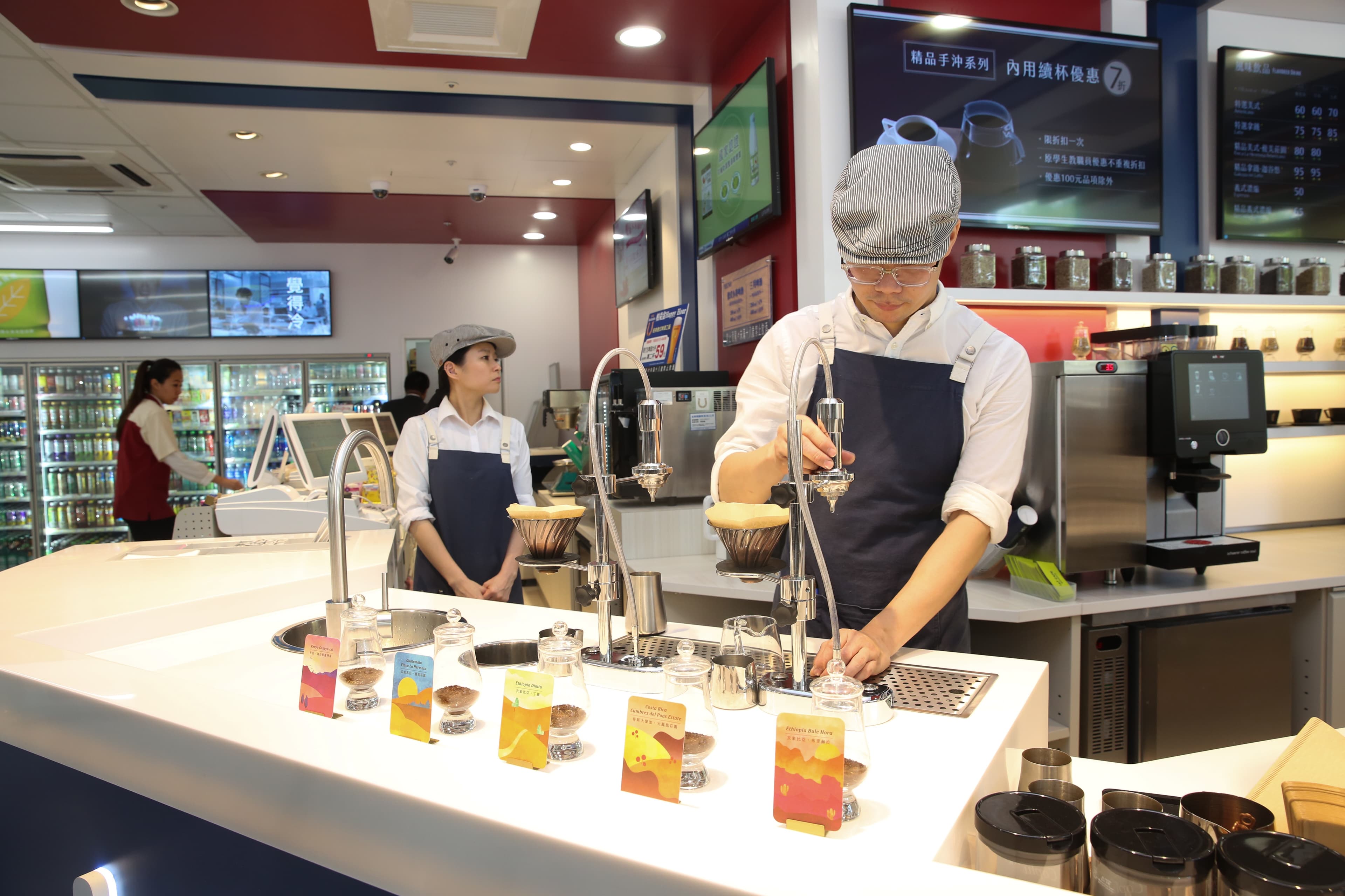 統一超商近年開出許多複合店,像去年底就發表全新店型「Big7」,將咖啡、閱讀、糖果、美妝、烘焙與超商6大業種整合在單一門市內。