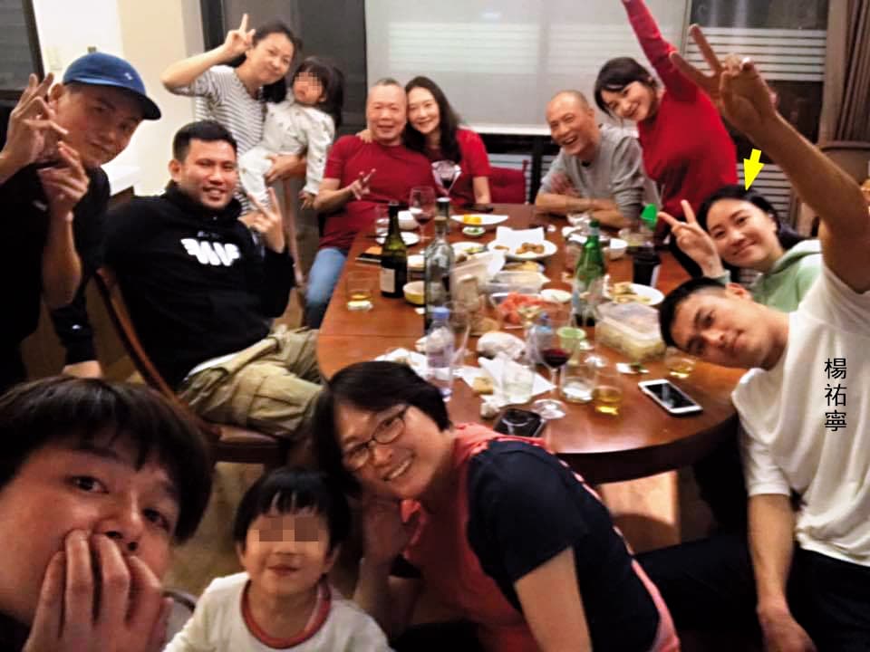 今年大年初一楊祐寧(前排右一)全家福聚餐,Melinda(箭頭處)也以楊祐寧女友身分出現在照片中,儼然已是楊家一分子。(翻攝自林美麗臉書)