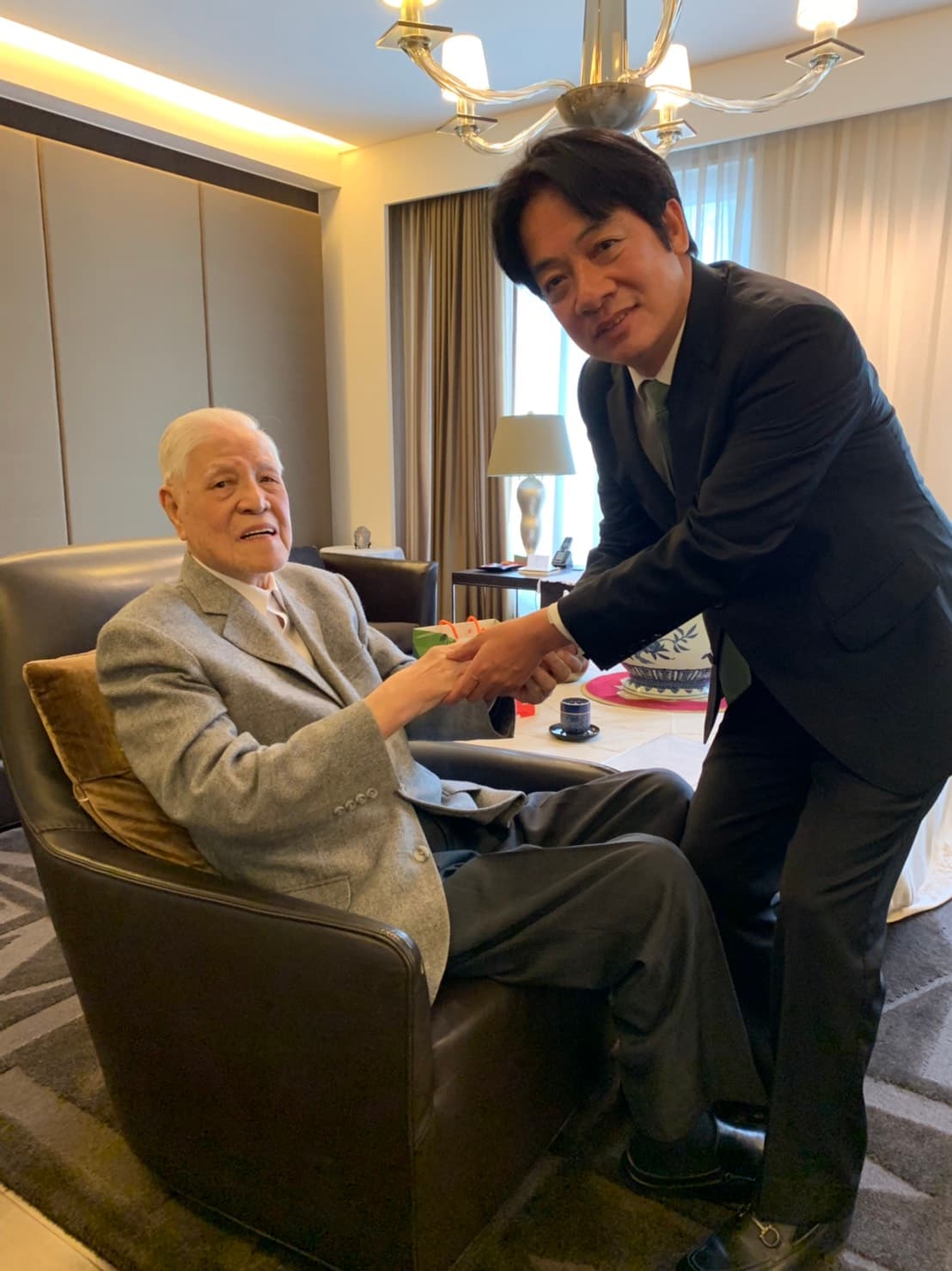 前行政院長賴清德拜會前總統李登輝。(李登輝辦公室提供)