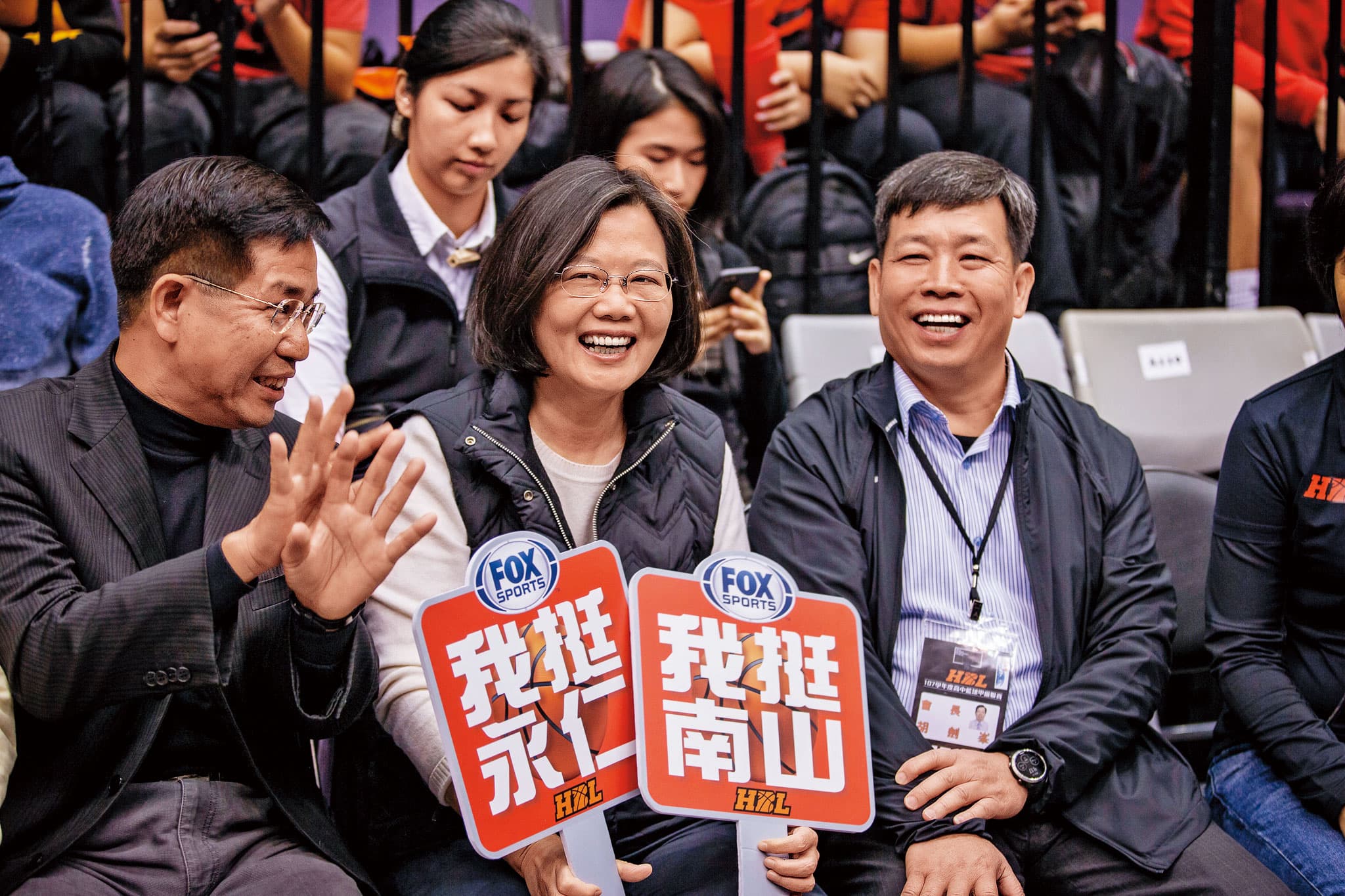 蔡英文(中)是在17日晚間參加完HBL冠軍賽後,才得知賴清德決定參選黨內總統初選的消息。(總統府提供)