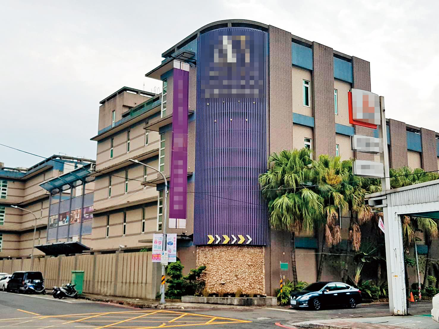 張書維酒醉後,堅持要到汽車旅館休息,涉誘騙女記者進房後,企圖性侵害。