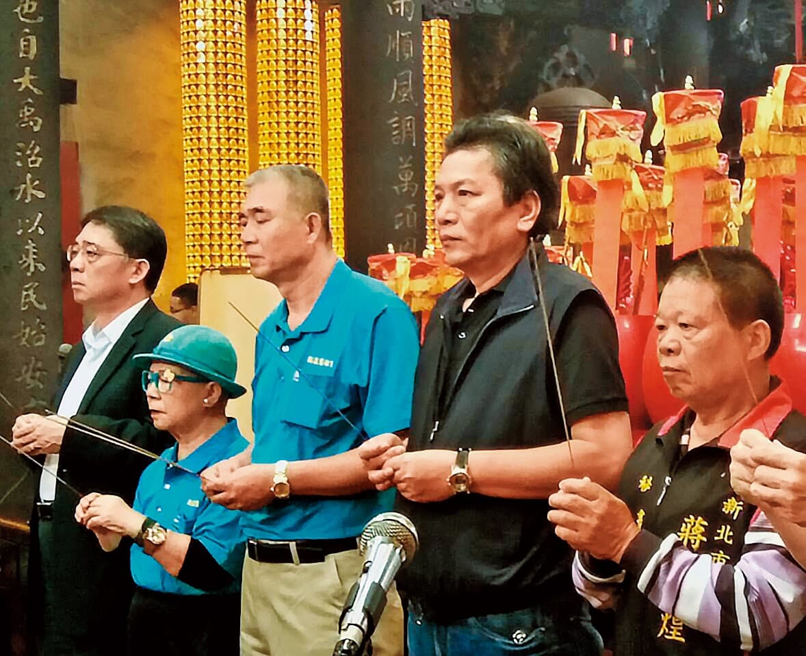 4連霸的親民黨立委李鴻鈞（右2）勤跑基層，未料，他的服務處主任竟被控涉對2名女記者襲胸及性侵未遂，震撼地方人士。（翻攝李鴻鈞臉書）
