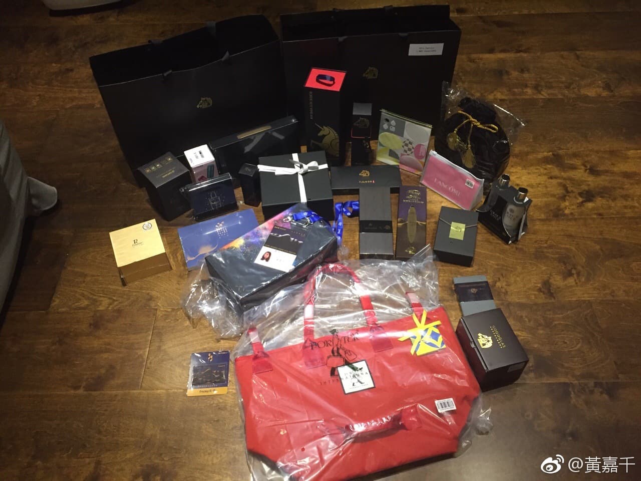 黃嘉千在微博曾貼出金馬禮品的照片,她對禮品愛不釋手,強調自己只求能再入圍拿禮物就好,不得獎也沒關係。(翻攝自黃嘉千微博)