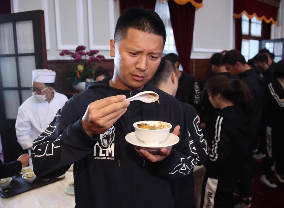 Lamigo守護神「鄉長」陳禹勳日前在臉書邀請總統吃滷肉飯,因此蔡英文也特地招待與會貴賓吃滷肉飯。(翻攝自Lamigo Monkeys臉書)